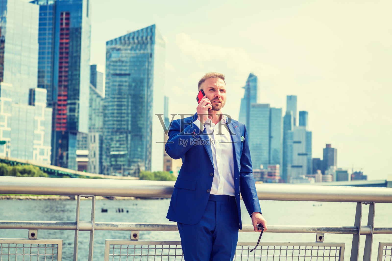 年轻的美国商人留着胡子，打电话，在纽约旅行，照片摄影图片