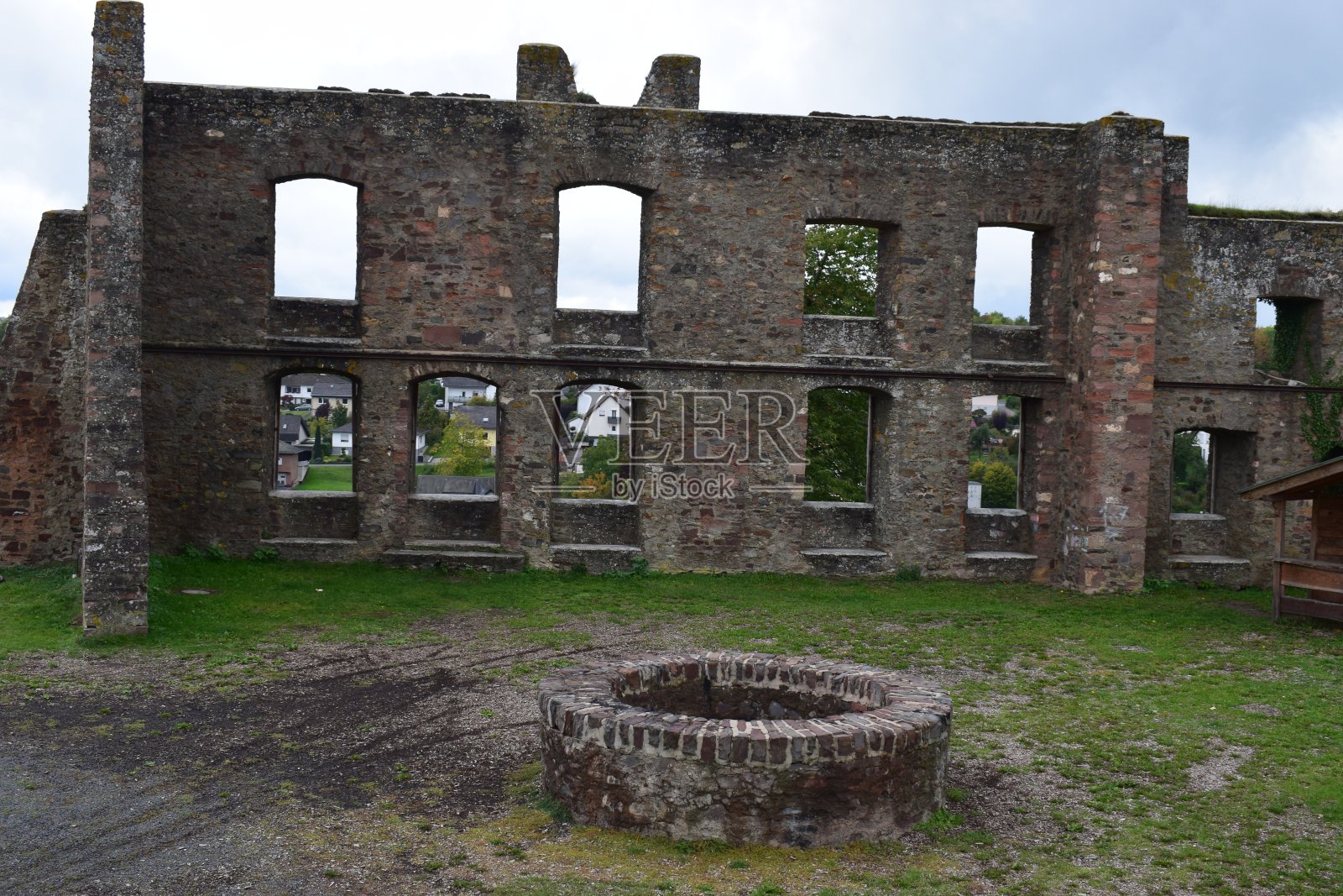 前乌尔门城堡的废墟照片摄影图片