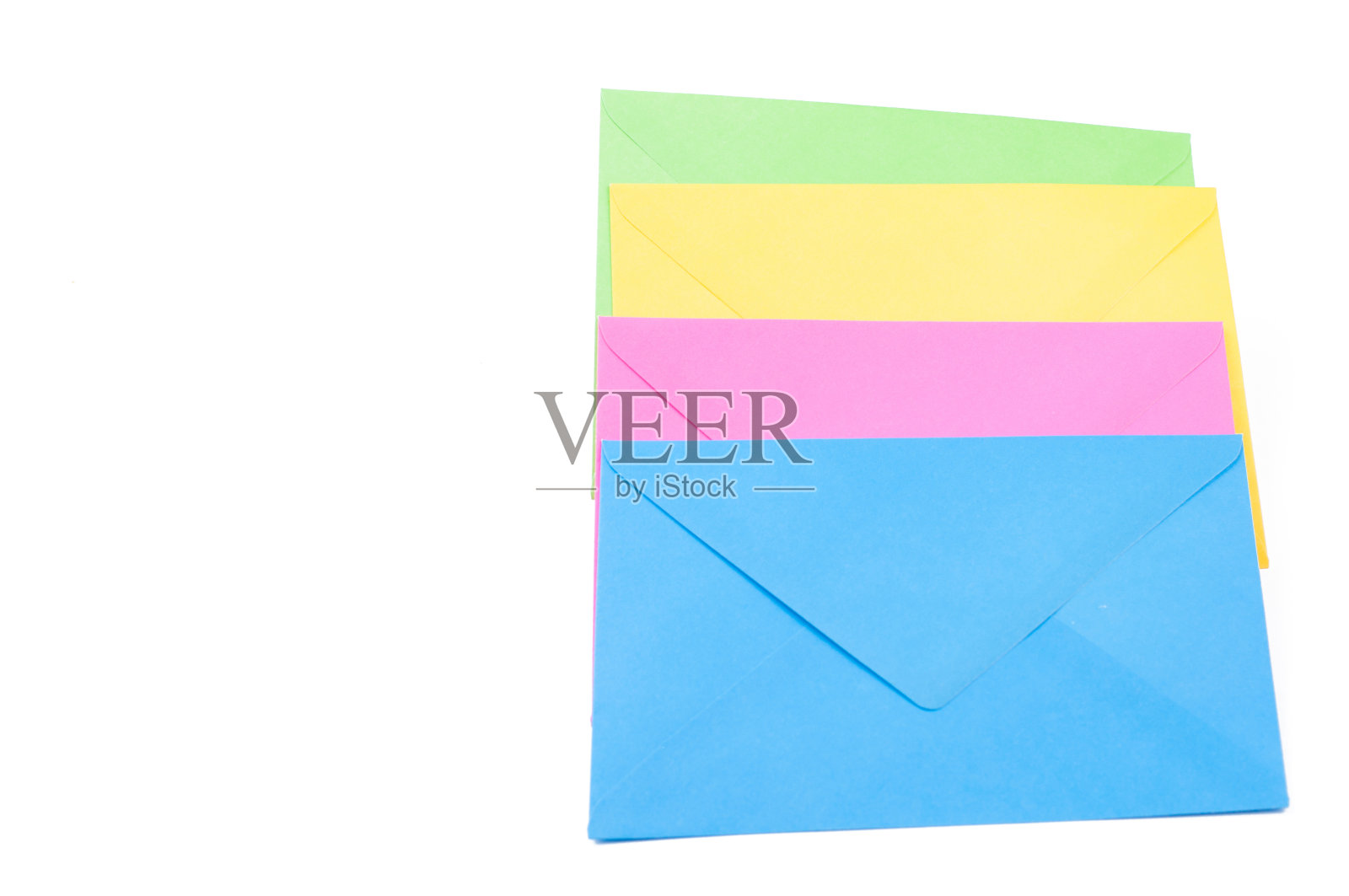 彩色信封孤立在白色背景。副本的空间。照片摄影图片