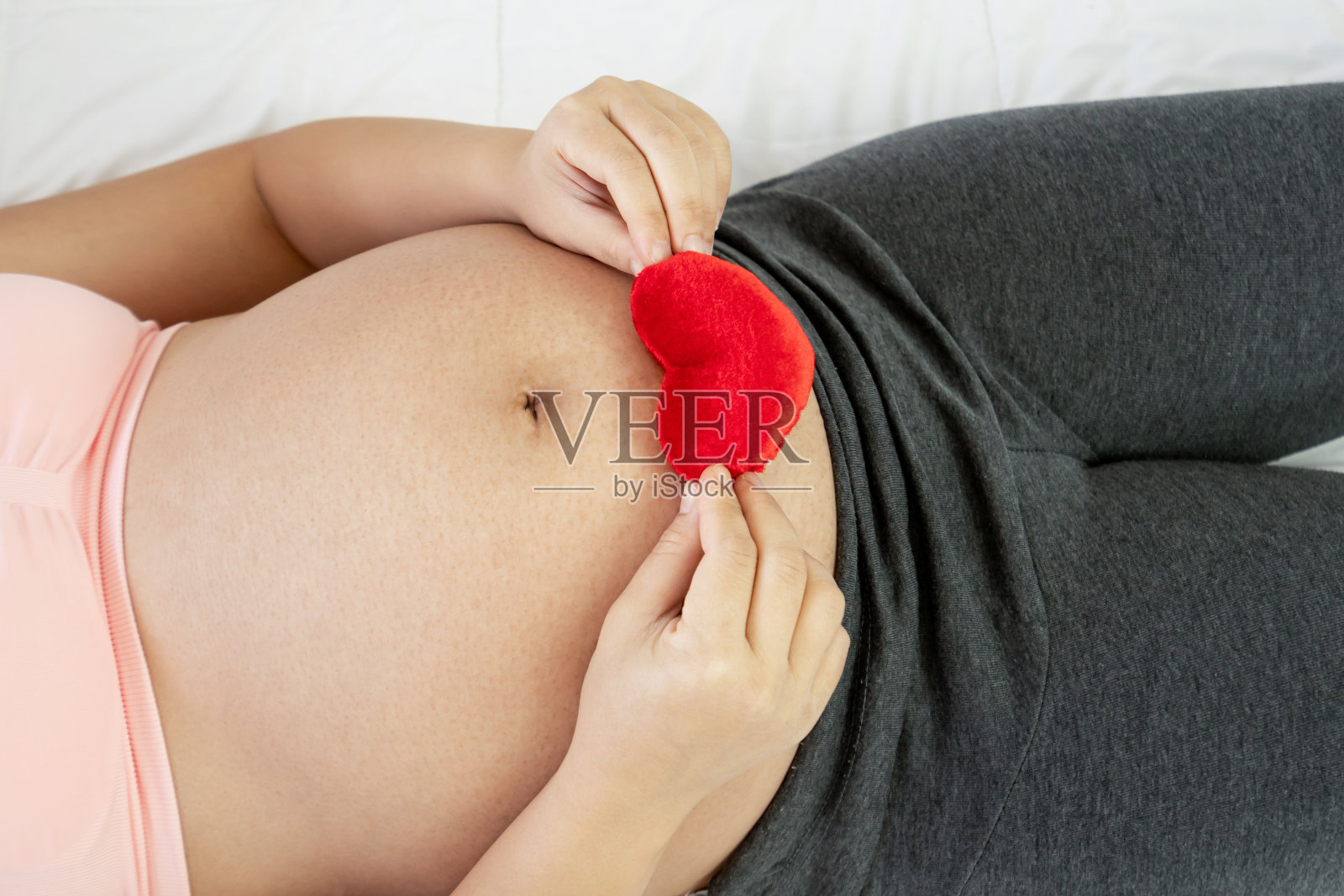 快乐的孕妇和即将出生的孩子在家里。照片摄影图片