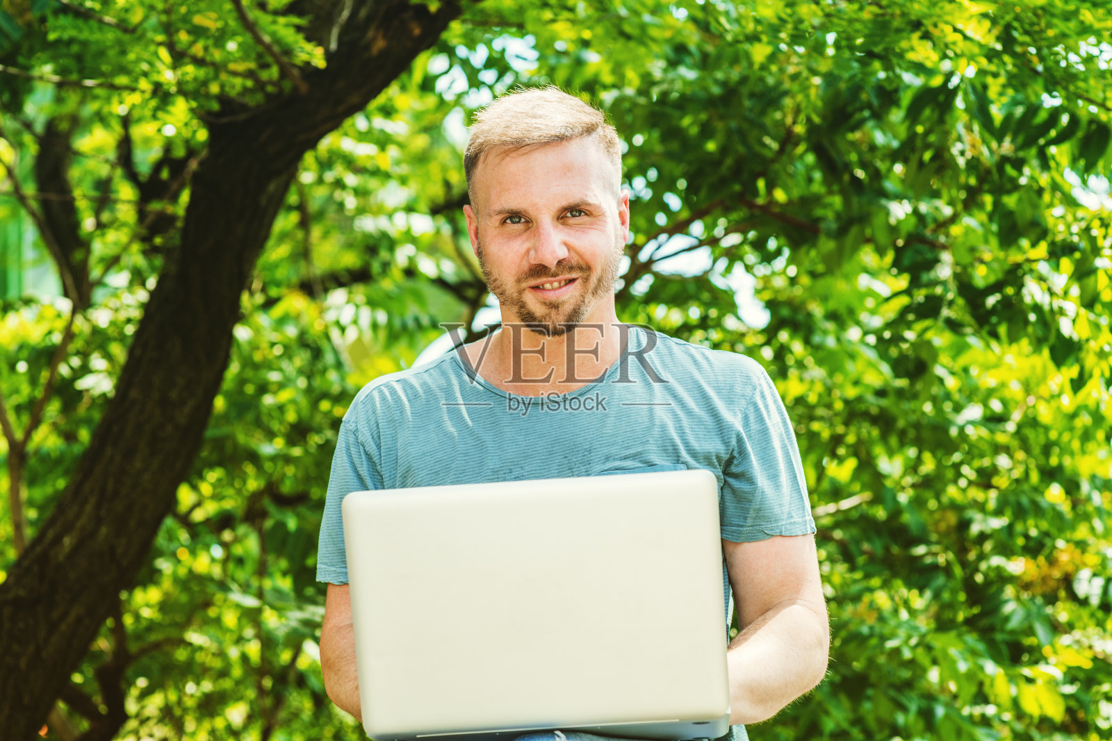 一个留着胡子的美国年轻人，在纽约工作，照片摄影图片