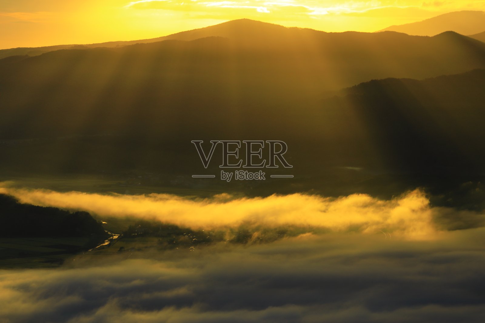 日出时的云海照片摄影图片