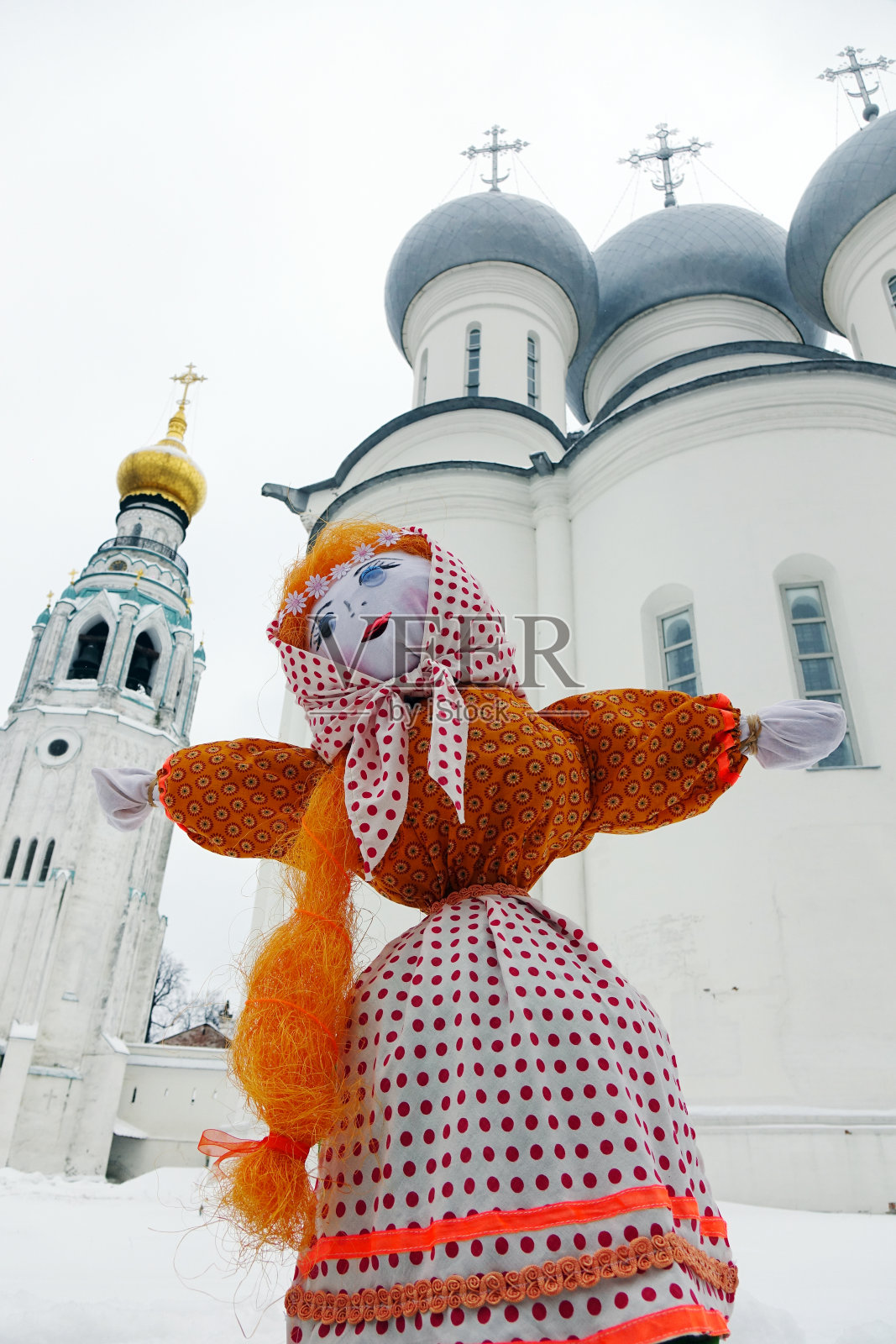 沃洛格达。俄罗斯- 2018年1月:这个大娃娃是Maslenitsa的象征，一个燃烧的稻草人照片摄影图片