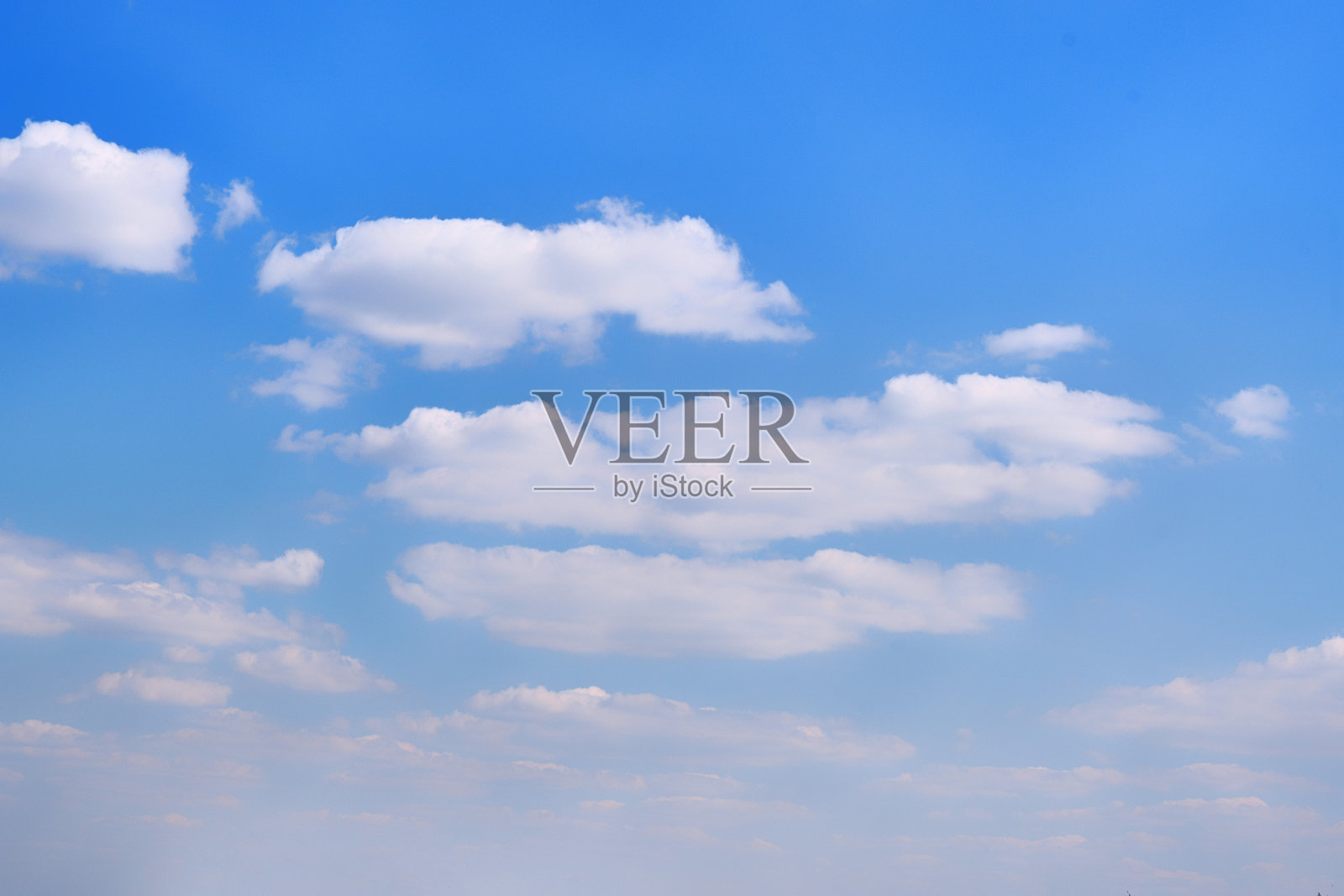 晴朗的春天里有白云。早晨天空晴朗，浮云密布。多云的蓝天背景。照片摄影图片