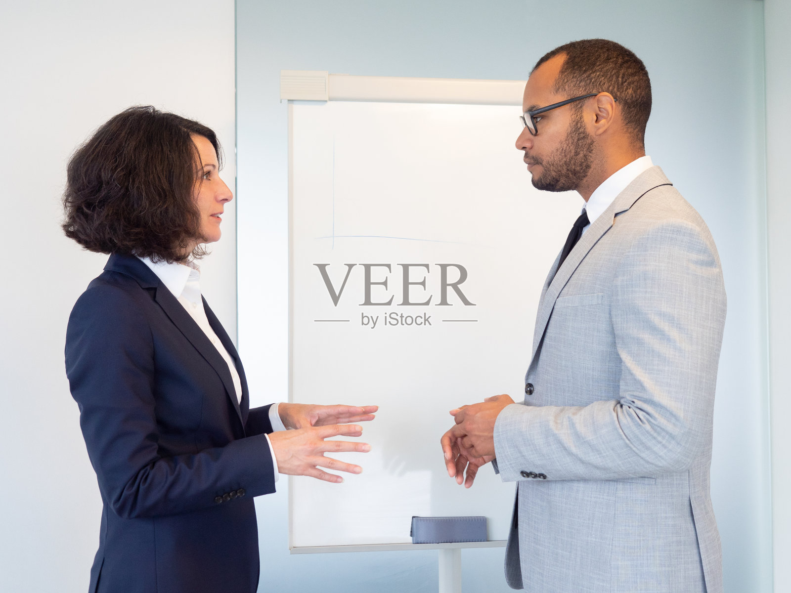 严肃的商业人士在办公室里聊天照片摄影图片