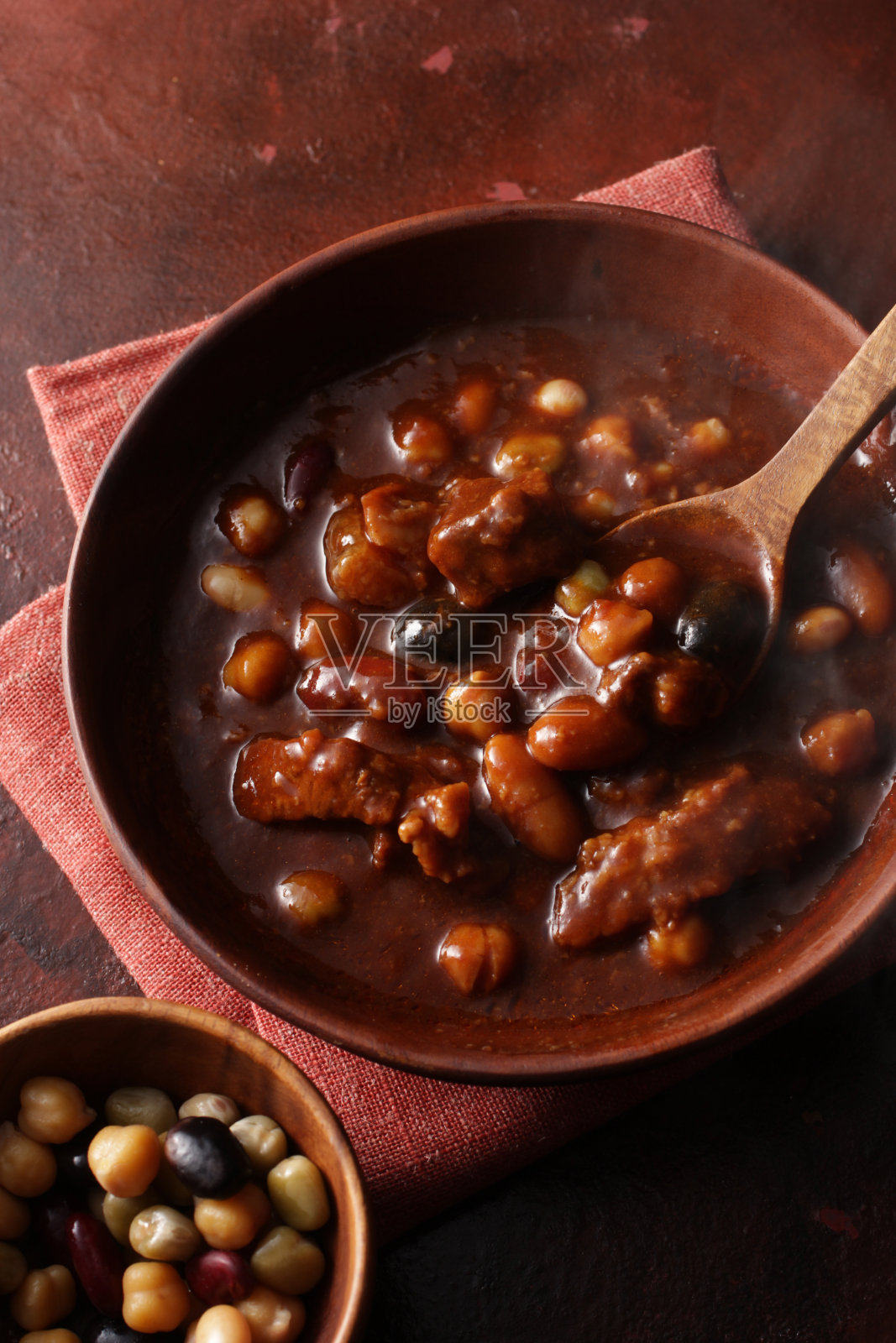 褐色背景的豆汤照片摄影图片