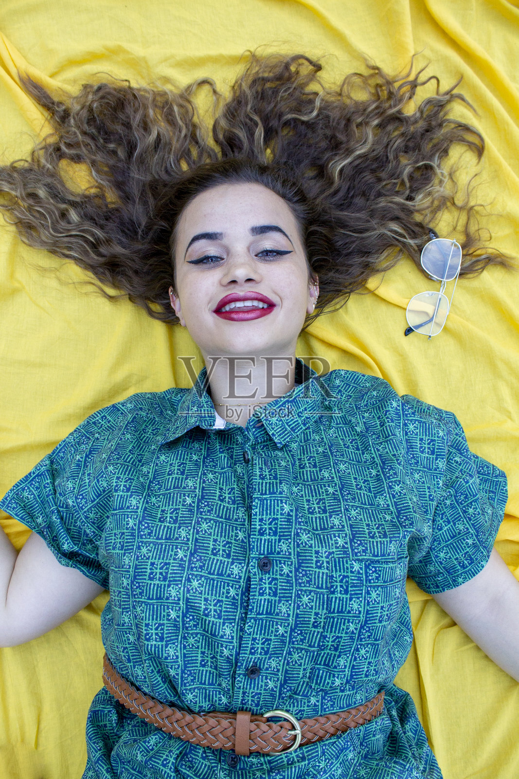 垂直的侧面轮廓上面的高角度照片美丽的她她的女士躺着显示完美的光泽理想的头发上面的头苗条瘦穿着正式穿黄色的布背景照片摄影图片