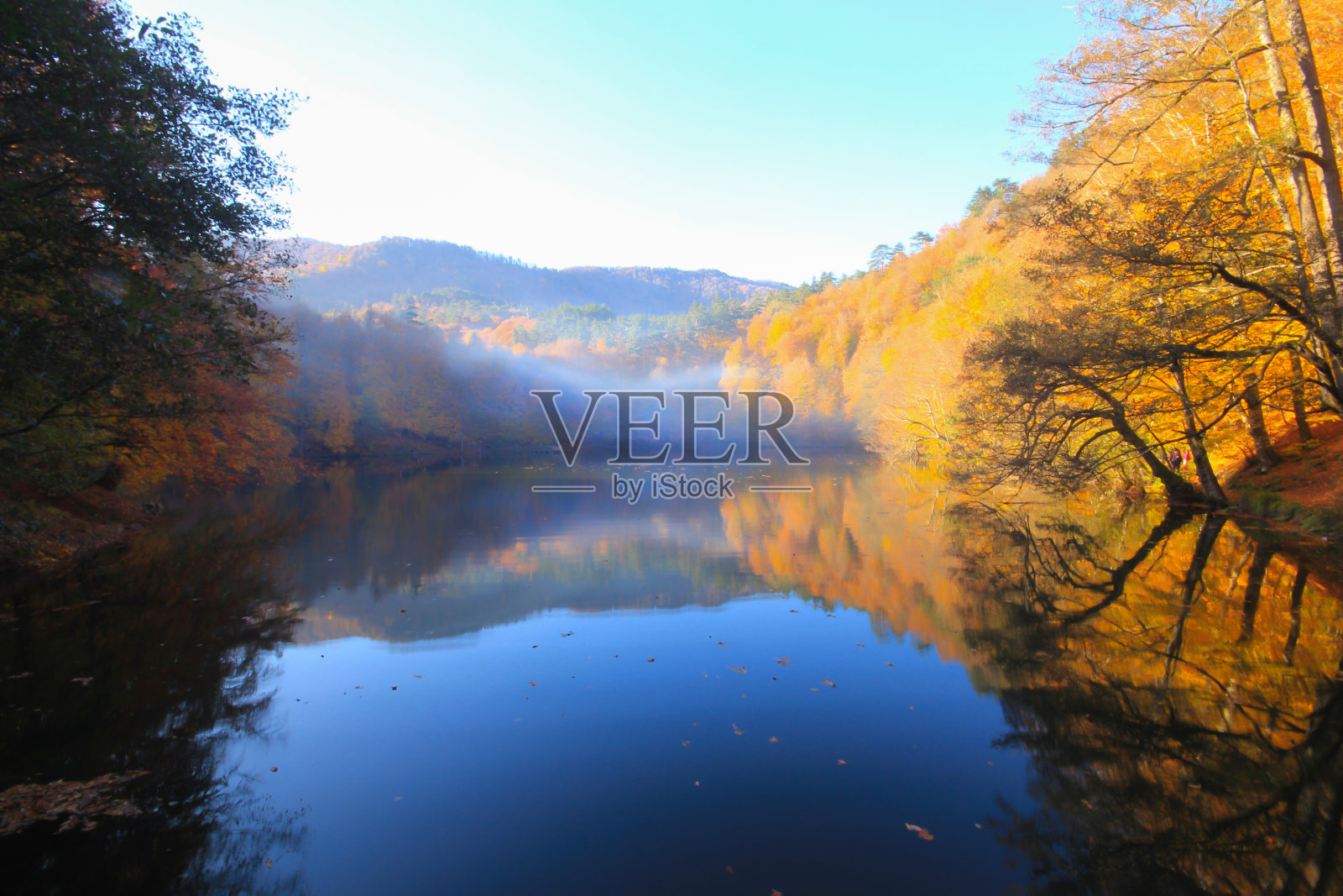 土耳其伯鲁耶迪戈勒公园(七湖)的秋季景观照片摄影图片