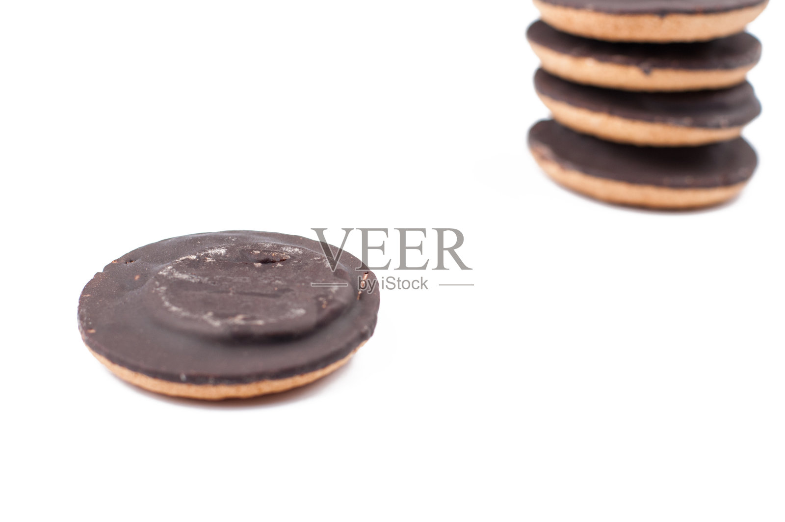 白色背景上孤立的巧克力饼干。副本的空间。照片摄影图片