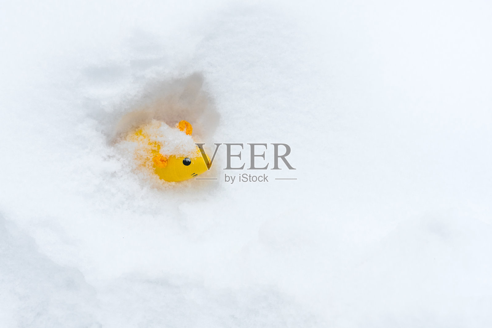 2020年新年的木制老鼠。雪背景与黄色玩具。白色的雪上有颜色的物体。设计模式照片摄影图片
