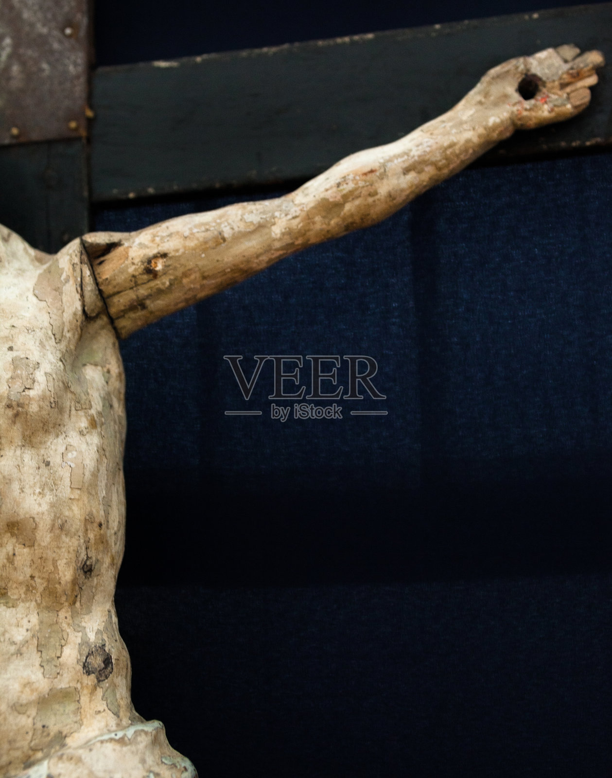 老木十字架。耶稣的手臂。照片摄影图片