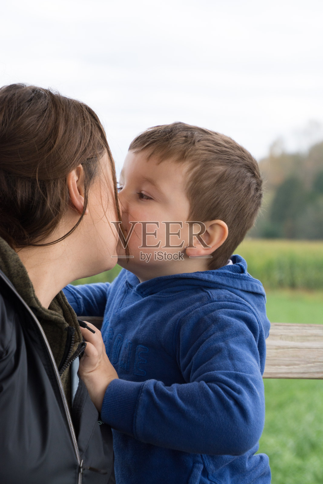 妈妈得到一个吻照片摄影图片