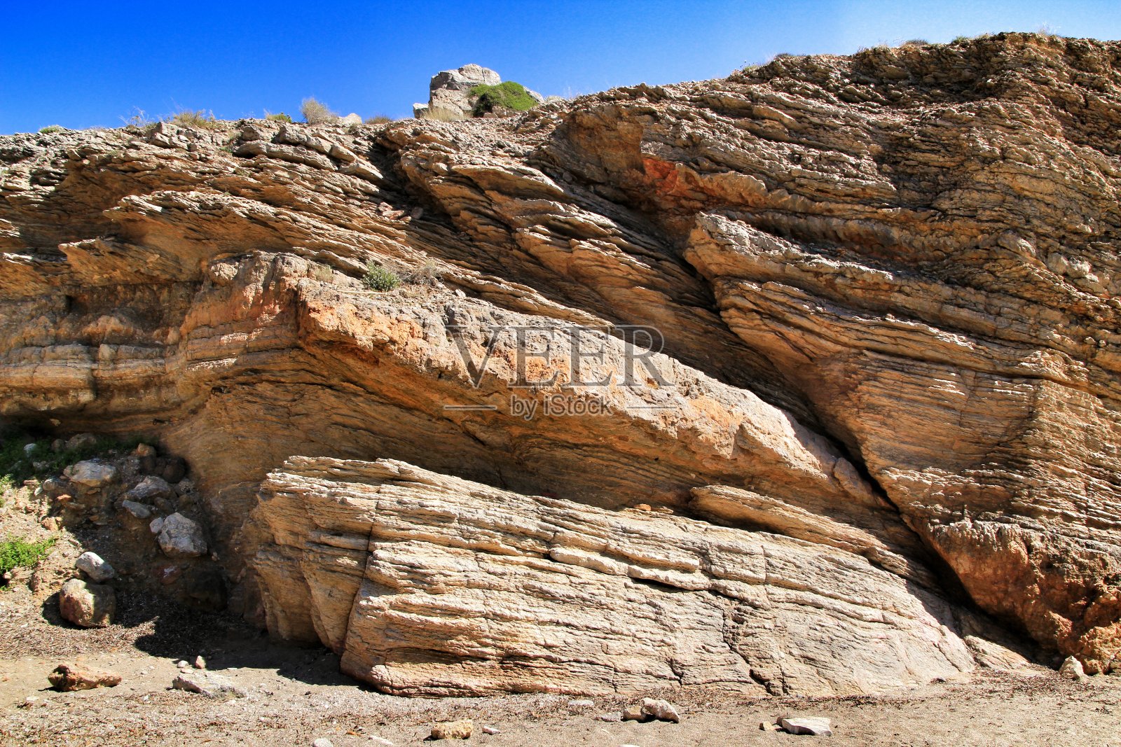 西班牙卡塔赫纳海滩上的岩层照片摄影图片