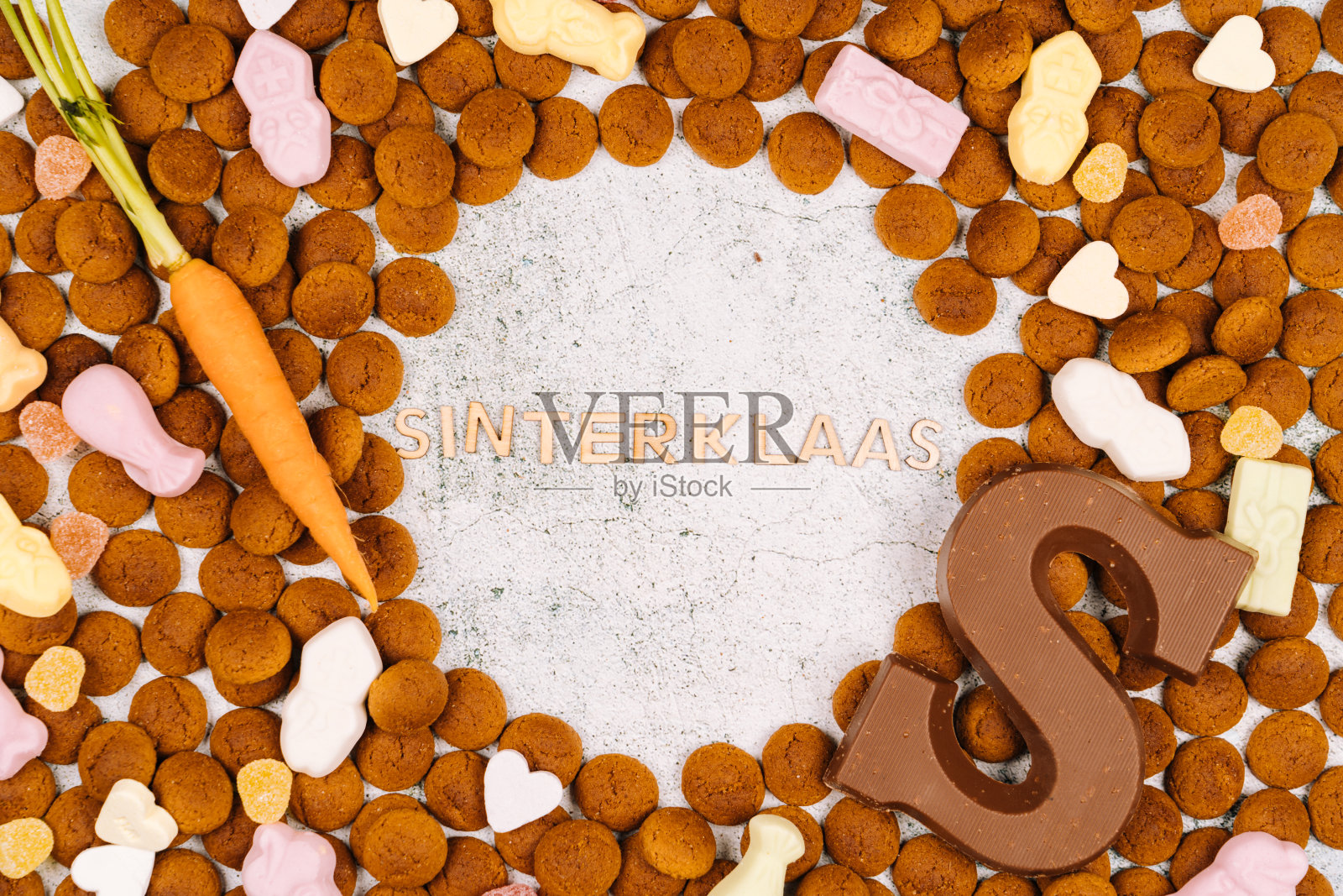 背景以传统食物-胡椒，巧克力字母，糖果，马胡萝卜。照片摄影图片