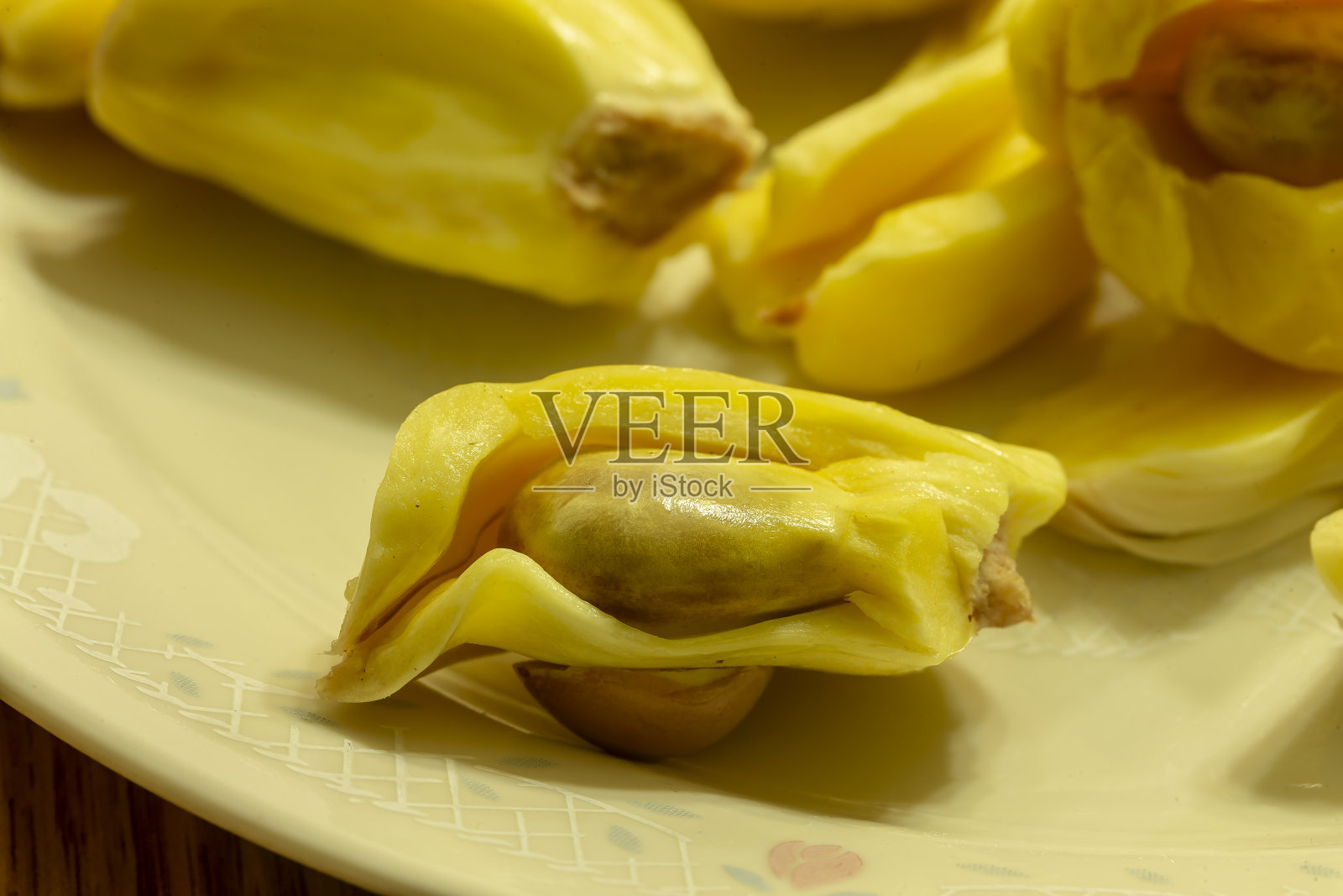 菠萝蜜(菠萝蜜属)，一种可以看到种子和果肉的水果加工。照片摄影图片