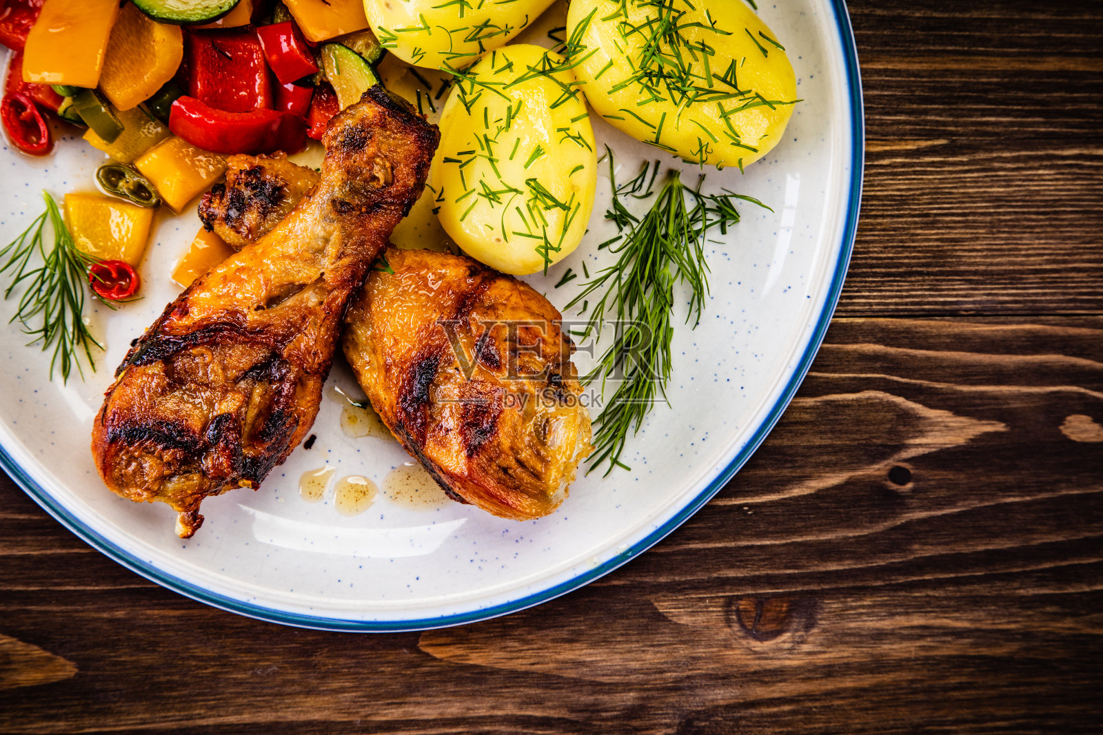烤鸡腿配炸土豆和蔬菜照片摄影图片