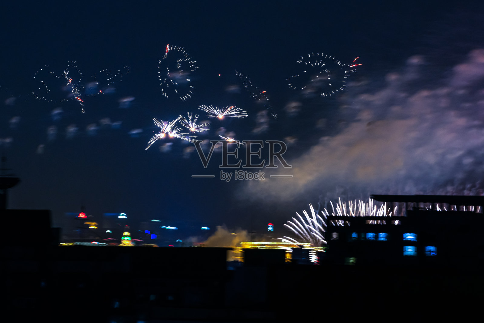 2019年10月1日，国庆烟花汇演在北京天安门广场举行，庆祝新中国成立70周年。照片摄影图片