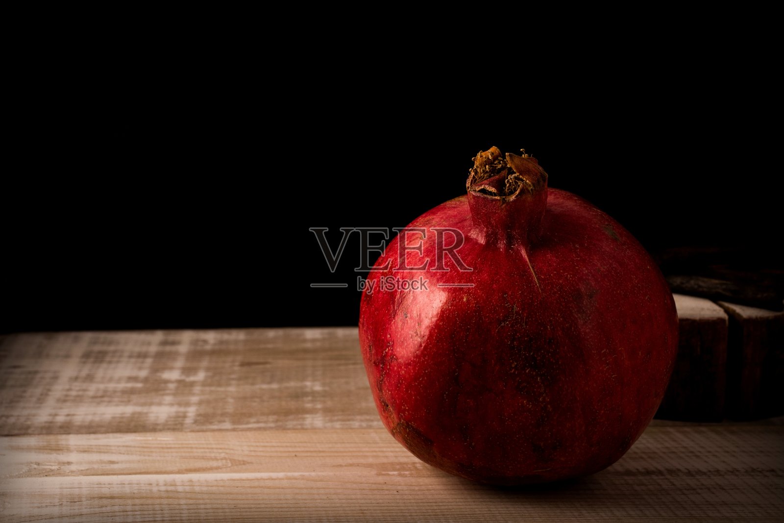 木桌上放着红石榴照片摄影图片