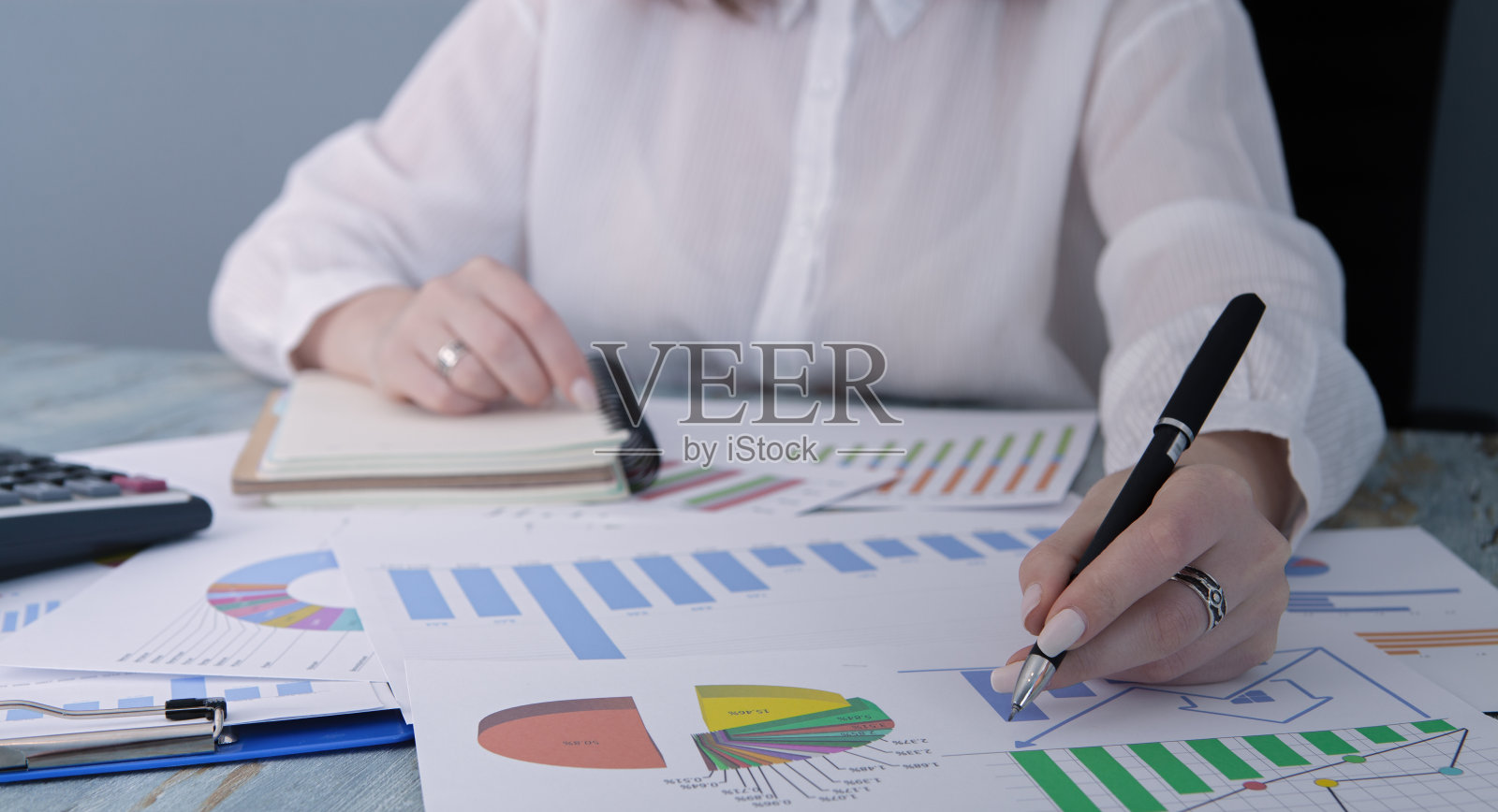 办公室的秘书处理文件照片摄影图片