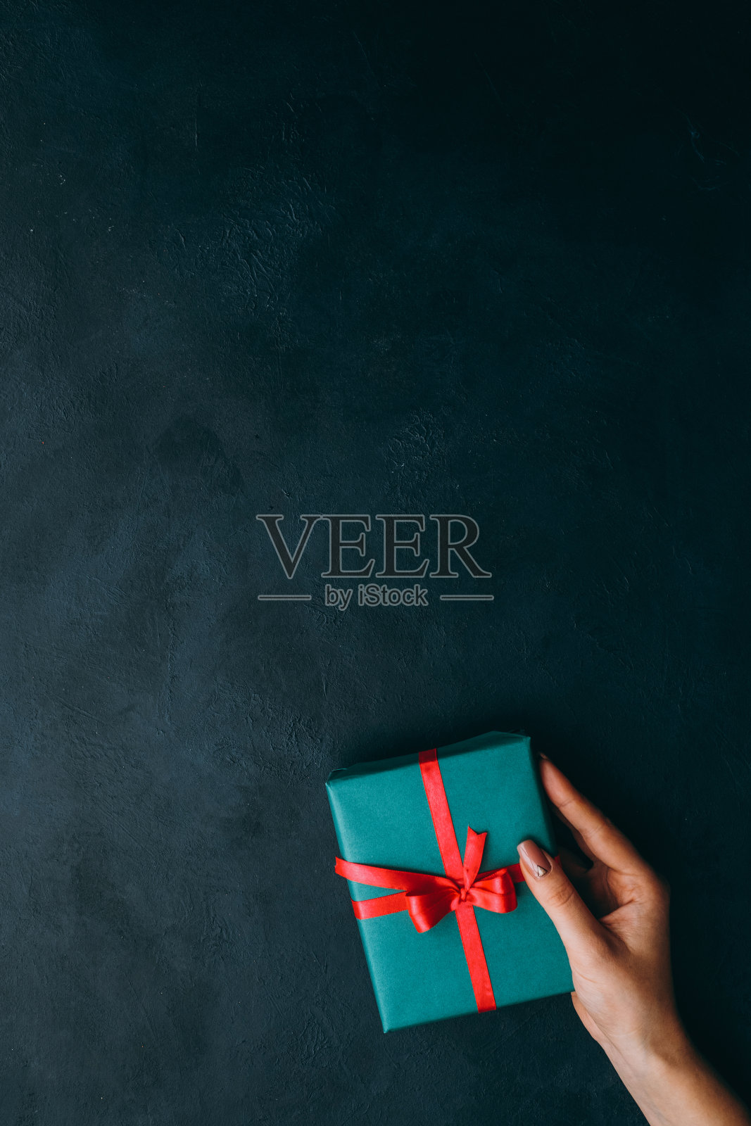 假日惊喜礼盒蓝绿色背景照片摄影图片