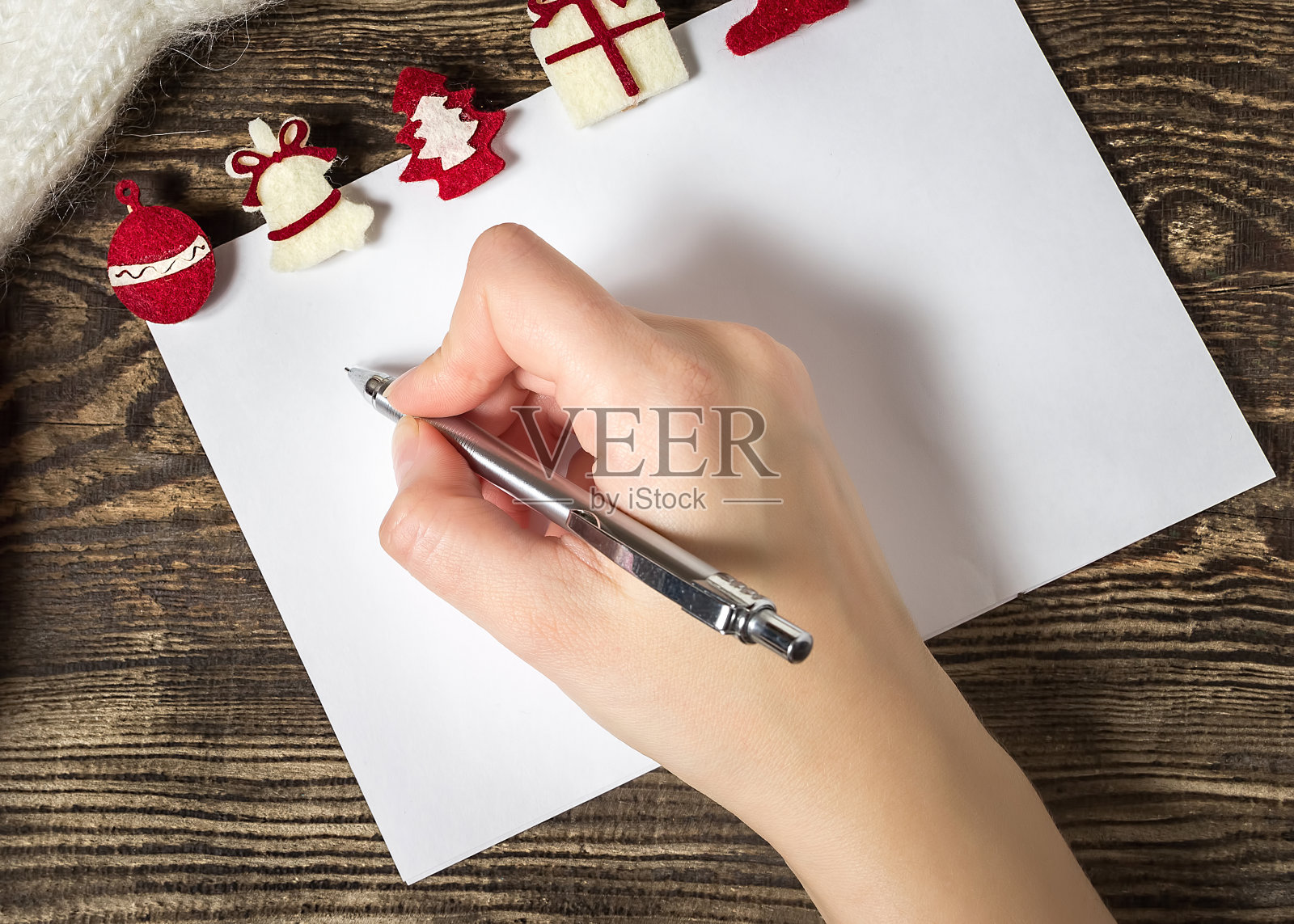 给圣诞老人的圣诞信。愿望清单。写的手。冬天的背景。照片摄影图片