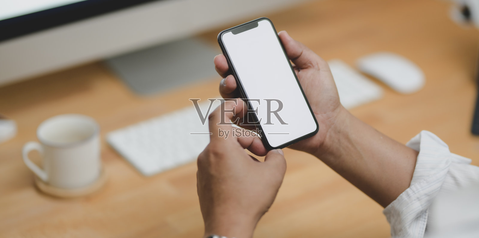 近距离观看的商人持有空白屏幕智能手机照片摄影图片