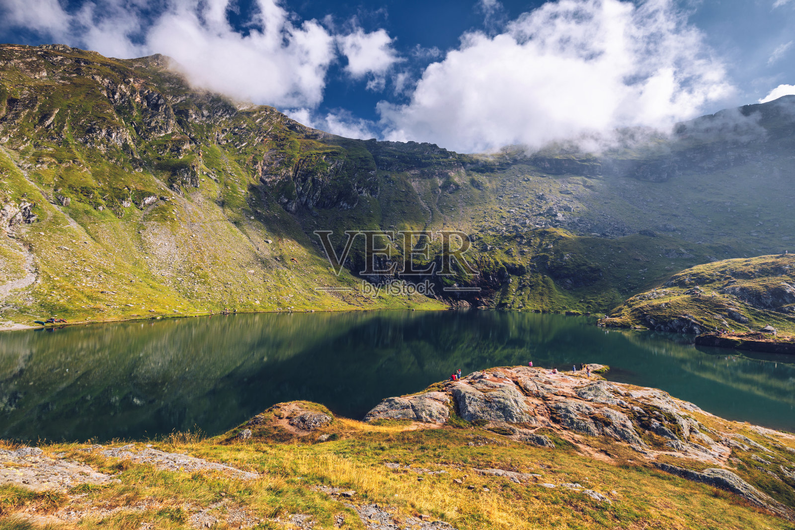 巴利亚冰川湖靠近transagarasan公路，全景。巴利亚湖是一个冰川湖，位于罗马尼亚中部的斯比乌县法格拉斯山脉，海拔2034米。照片摄影图片