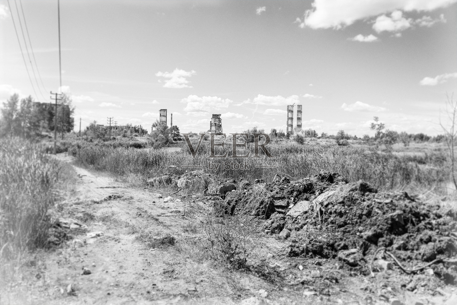 阴天下的旧建筑废墟遗迹照片摄影图片