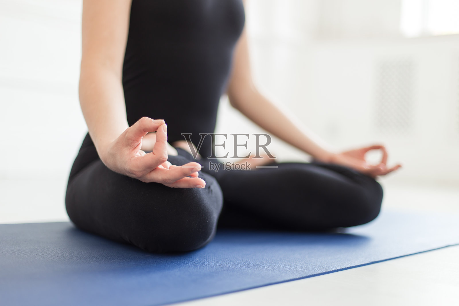 在莲花姿势中人体下部的特写。有选择性的重点照片摄影图片