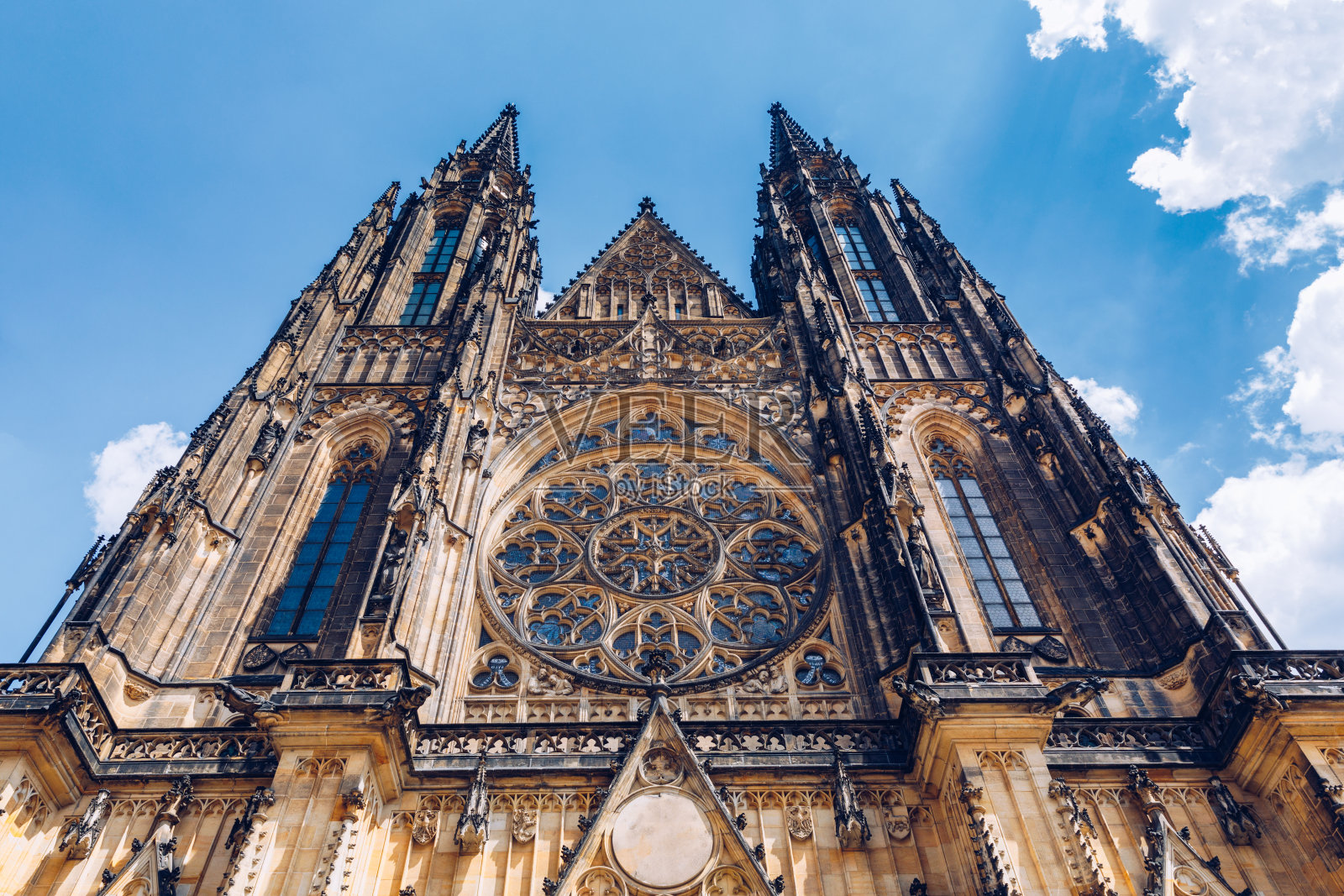 布拉格，哥特式钟楼和圣维塔大教堂。St. Vitus是捷克共和国布拉格的一座罗马天主教大教堂。从庭院到南立面的全景。布拉格,Czechia。照片摄影图片