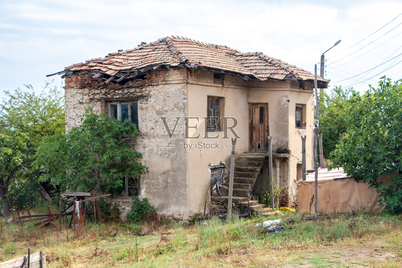 院子里有辆马车的旧房子。照片摄影图片