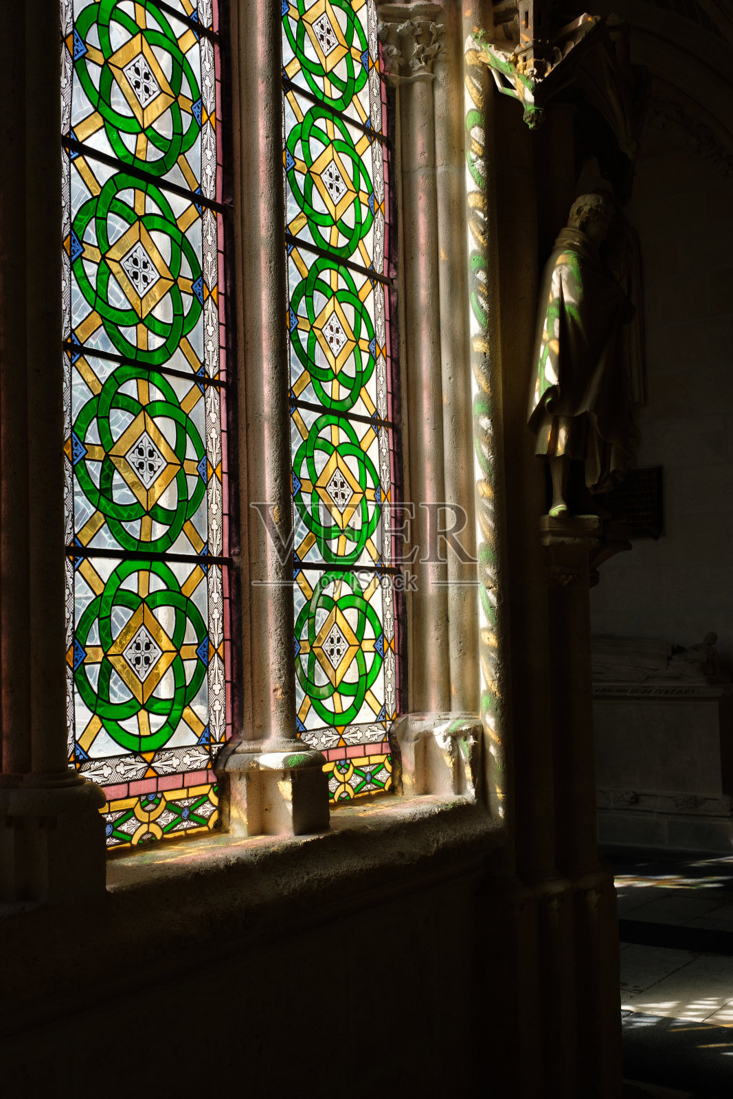 西班牙一所教堂的彩色玻璃窗照片摄影图片