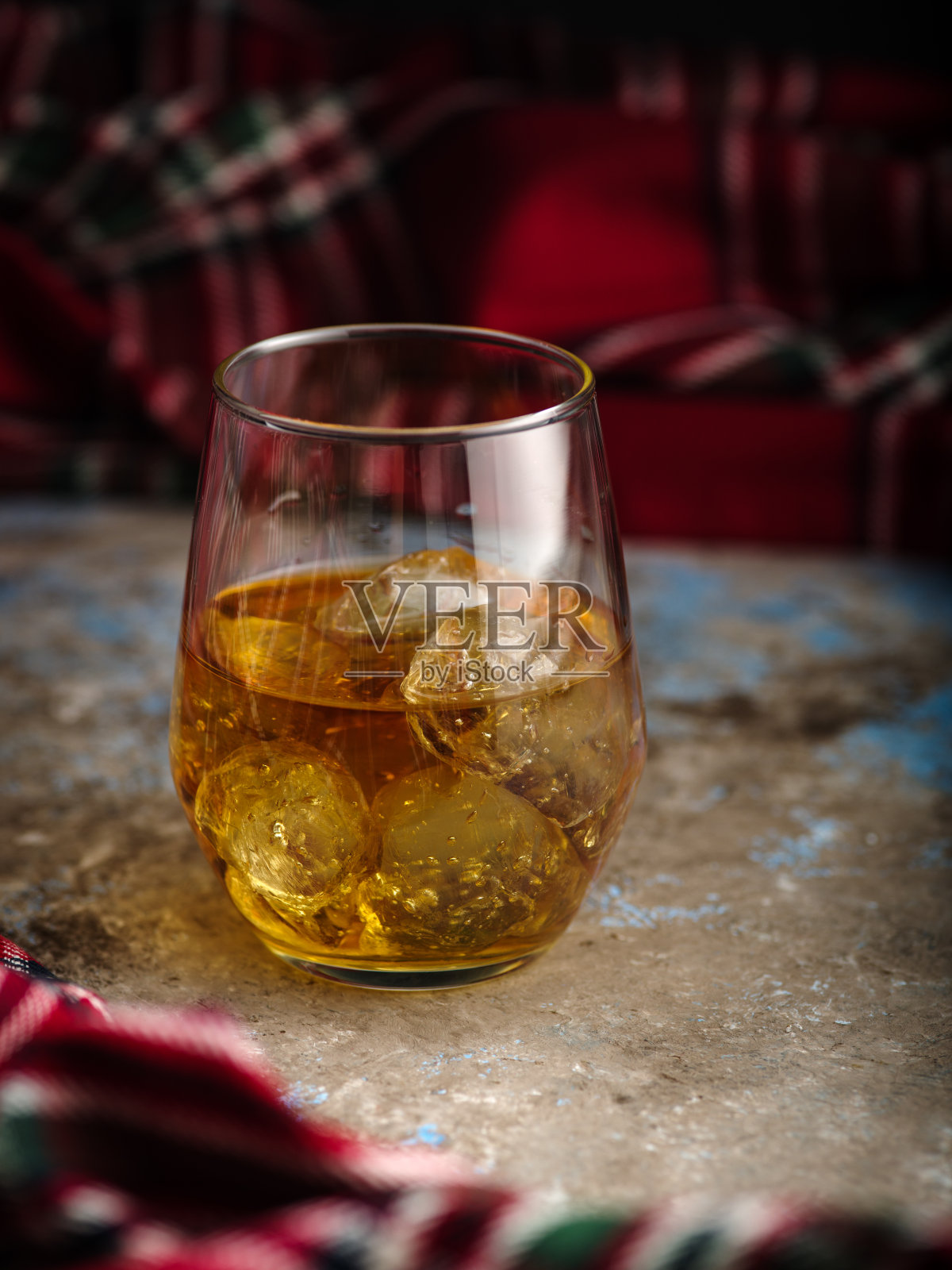 静物，一杯波旁威士忌。一杯加冰的威士忌。秋脾观照片摄影图片