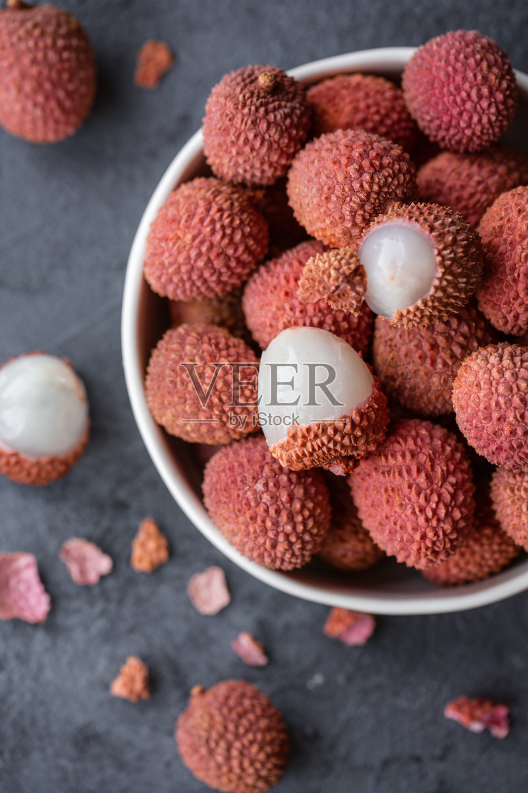 新鲜有机荔枝(荔枝果)和碗照片摄影图片