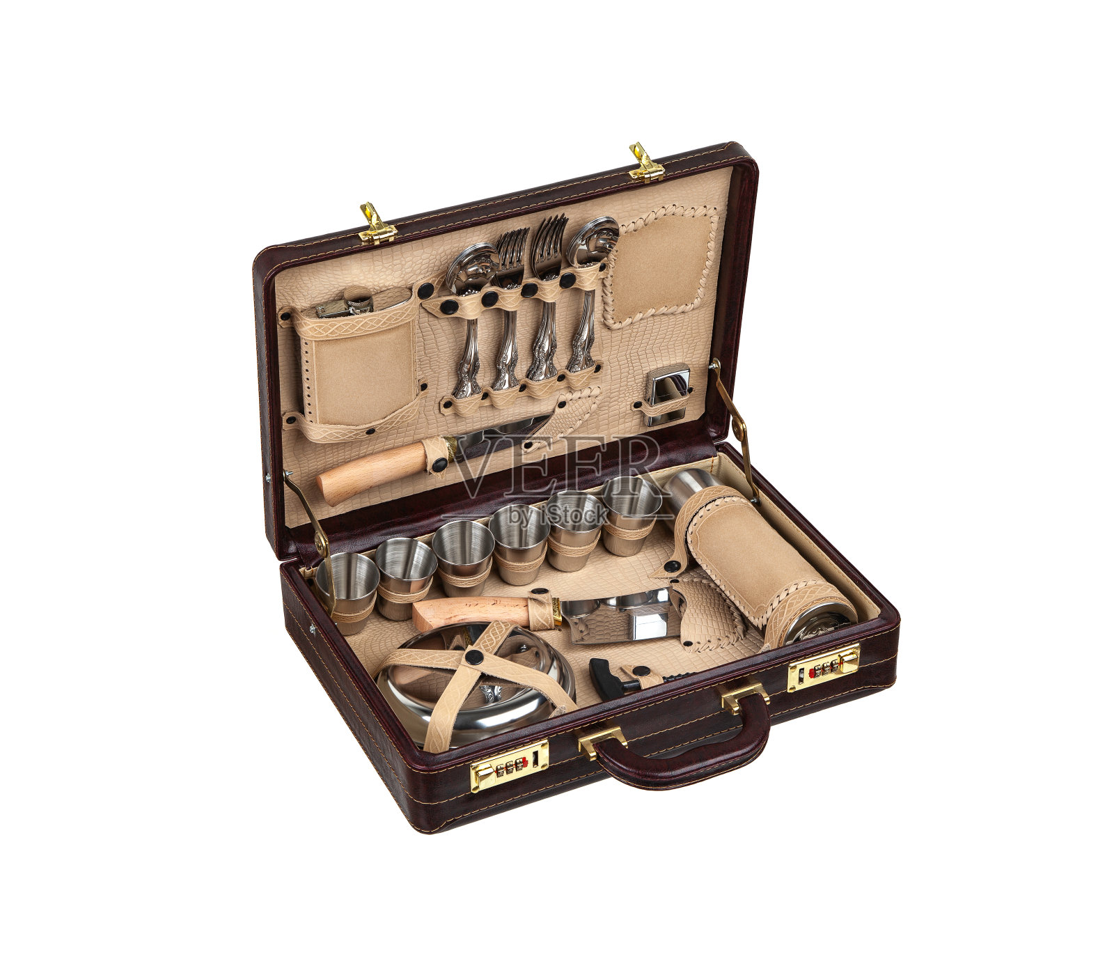 野餐在一个手提箱孤立的白色背景。为野餐准备的豪华套装。是送给朋友和熟人的好礼物。照片摄影图片