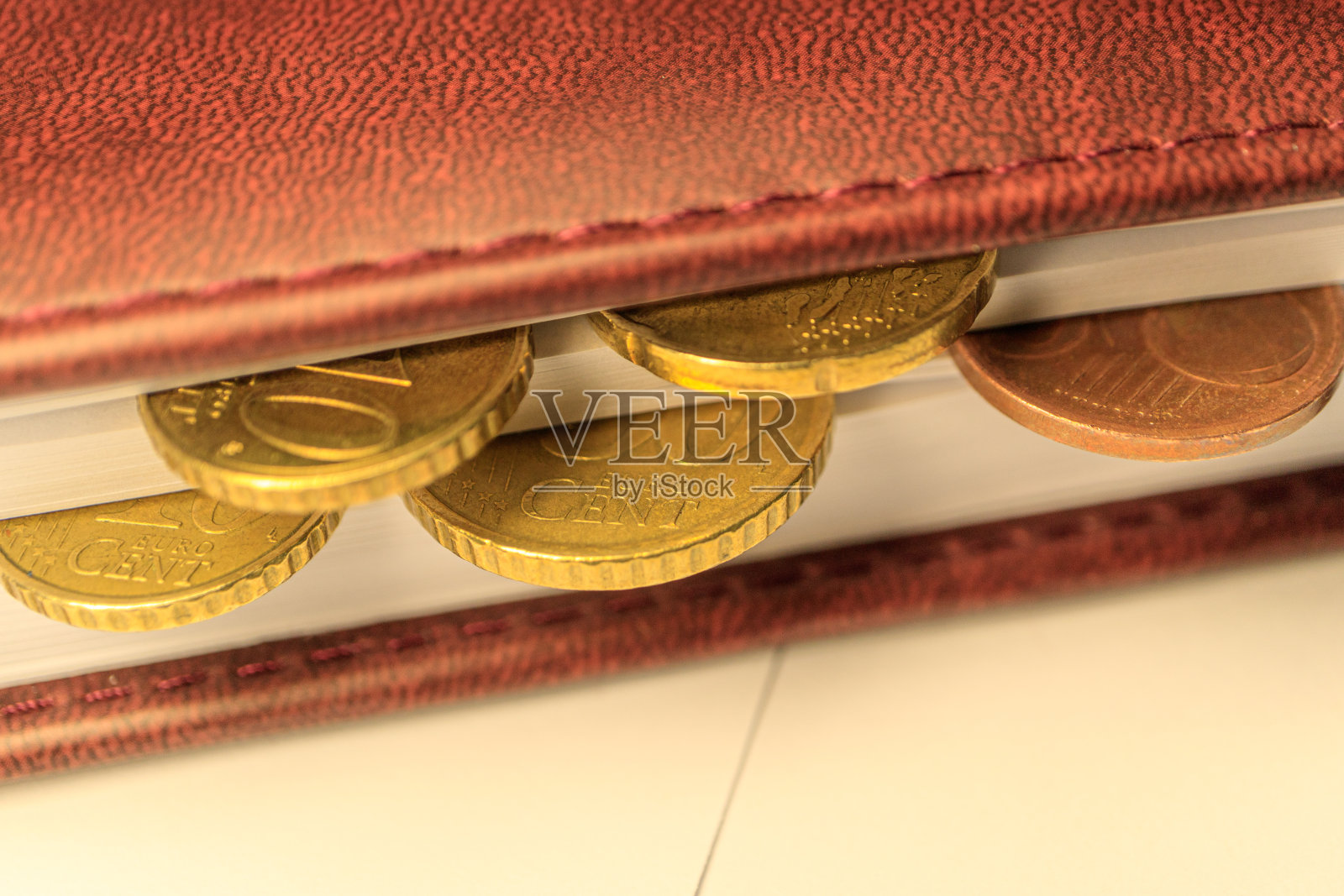 平躺着，把书夹在你插入的书页之间照片摄影图片