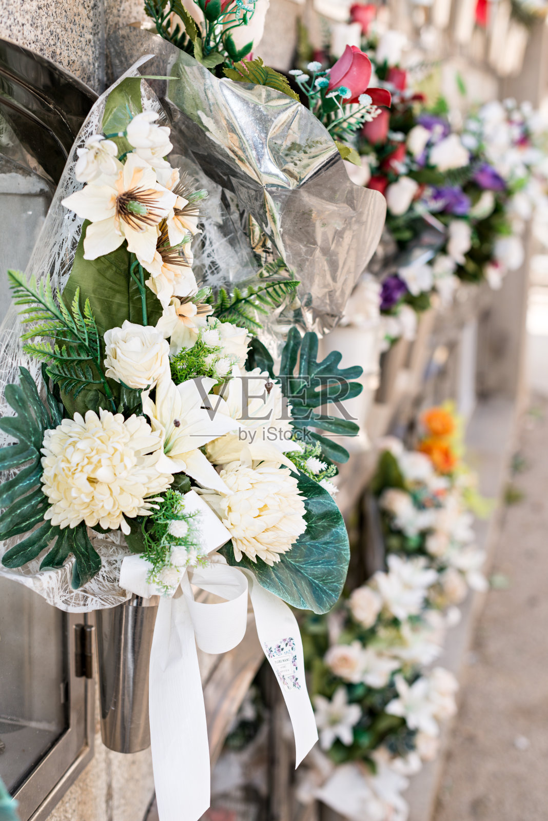 墓地里的鲜花照片摄影图片