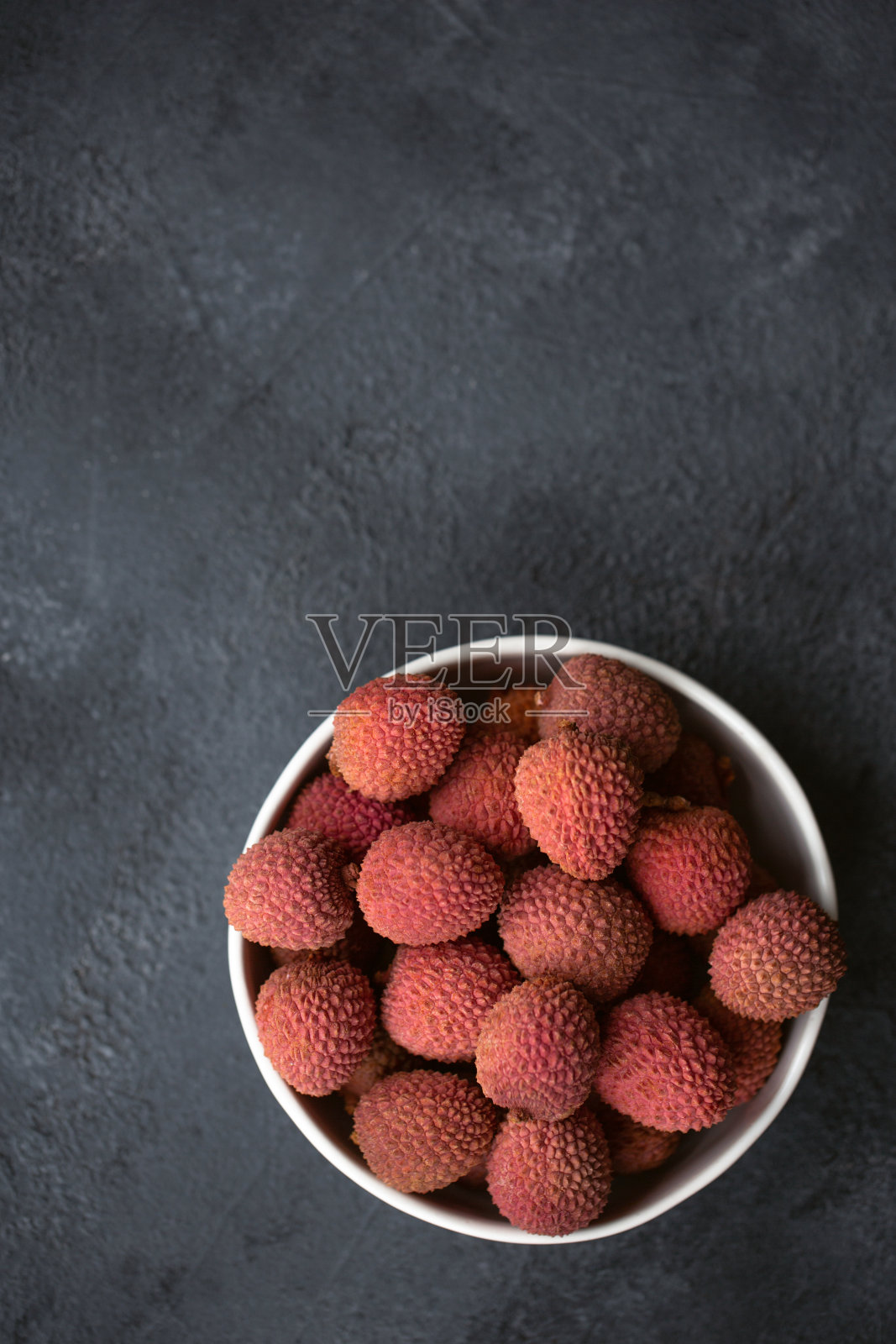 新鲜有机荔枝(荔枝果)和碗照片摄影图片