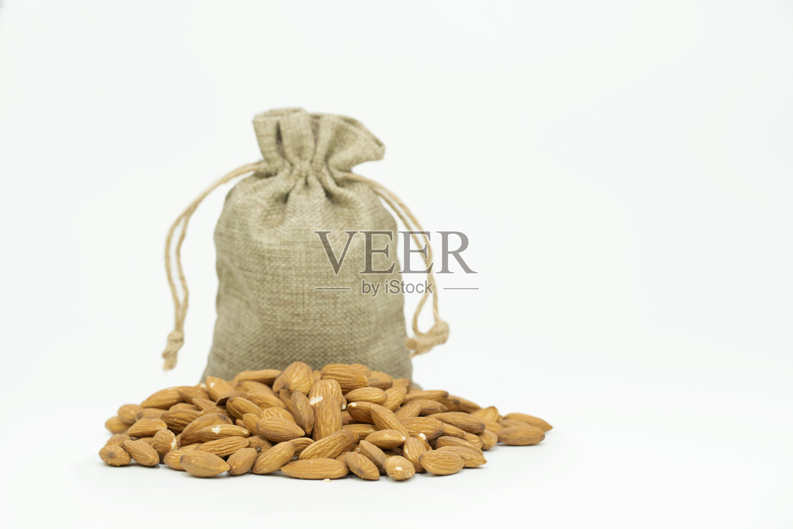 粗麻布与杏仁孤立在白色的背景。照片摄影图片