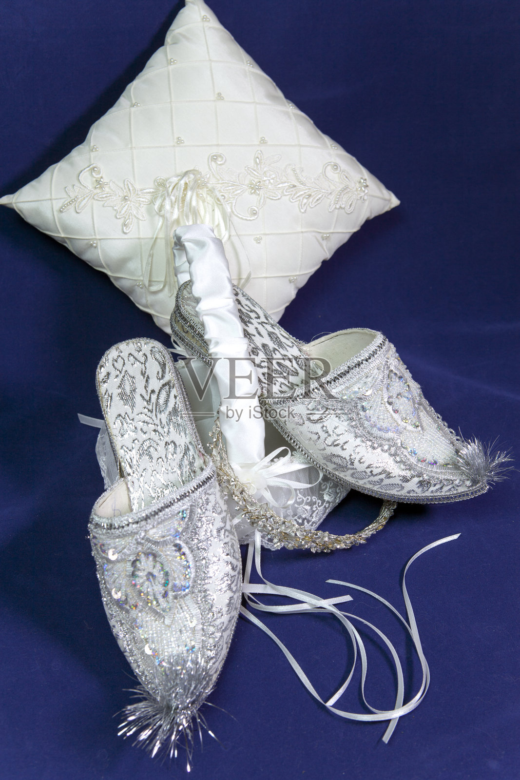 东方风格的婚鞋、婚枕、婚篮照片摄影图片