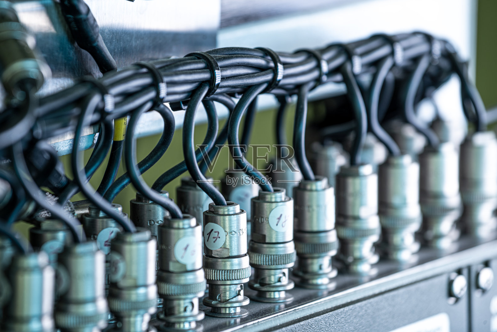 一根电线和一个编号插头的特写侧视图照片摄影图片