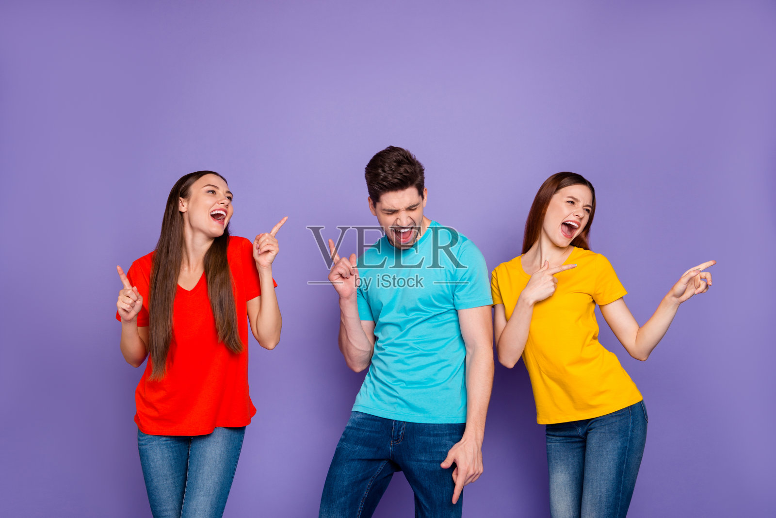 漂亮的迷人的可爱的迷人的愉快的愉快的无忧无虑的家伙的肖像穿着彩色的t恤牛仔裤有有趣的迪斯科孤立在紫罗兰丁香的背景照片摄影图片