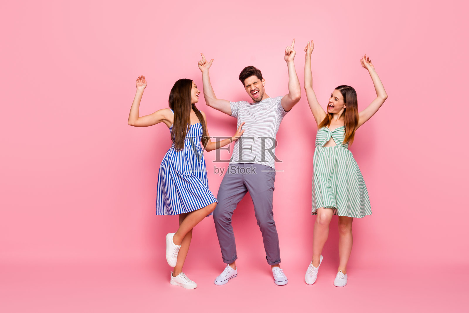 全尺寸照片的快乐的姐妹与长狐媚姜发型和兄弟跳舞孤立在粉红色的背景照片摄影图片