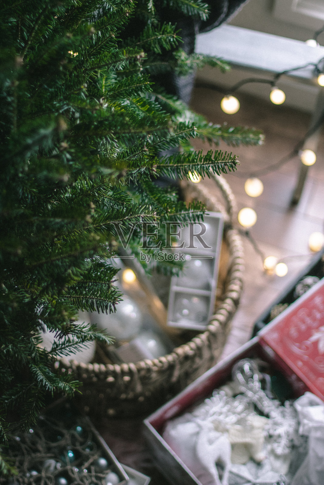 圣诞树装饰。假期。圣诞树上的装饰品是银色和白色的。绿色、红色和白色是喜庆的颜色。照片摄影图片