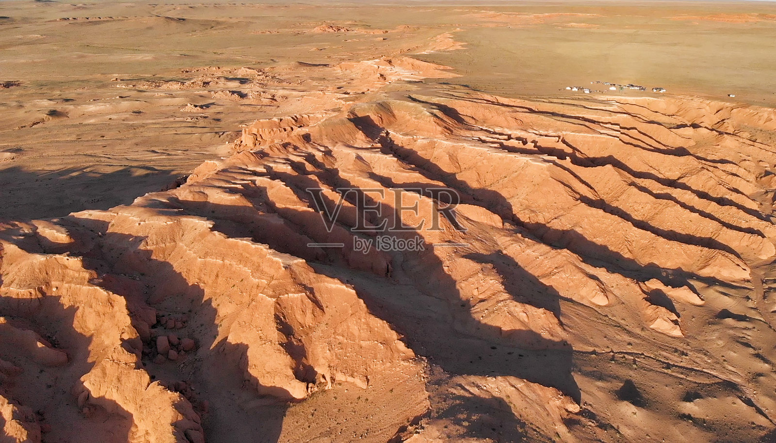 鸟瞰图的巴彦扎格，燃烧的悬崖，戈壁沙漠，蒙古照片摄影图片