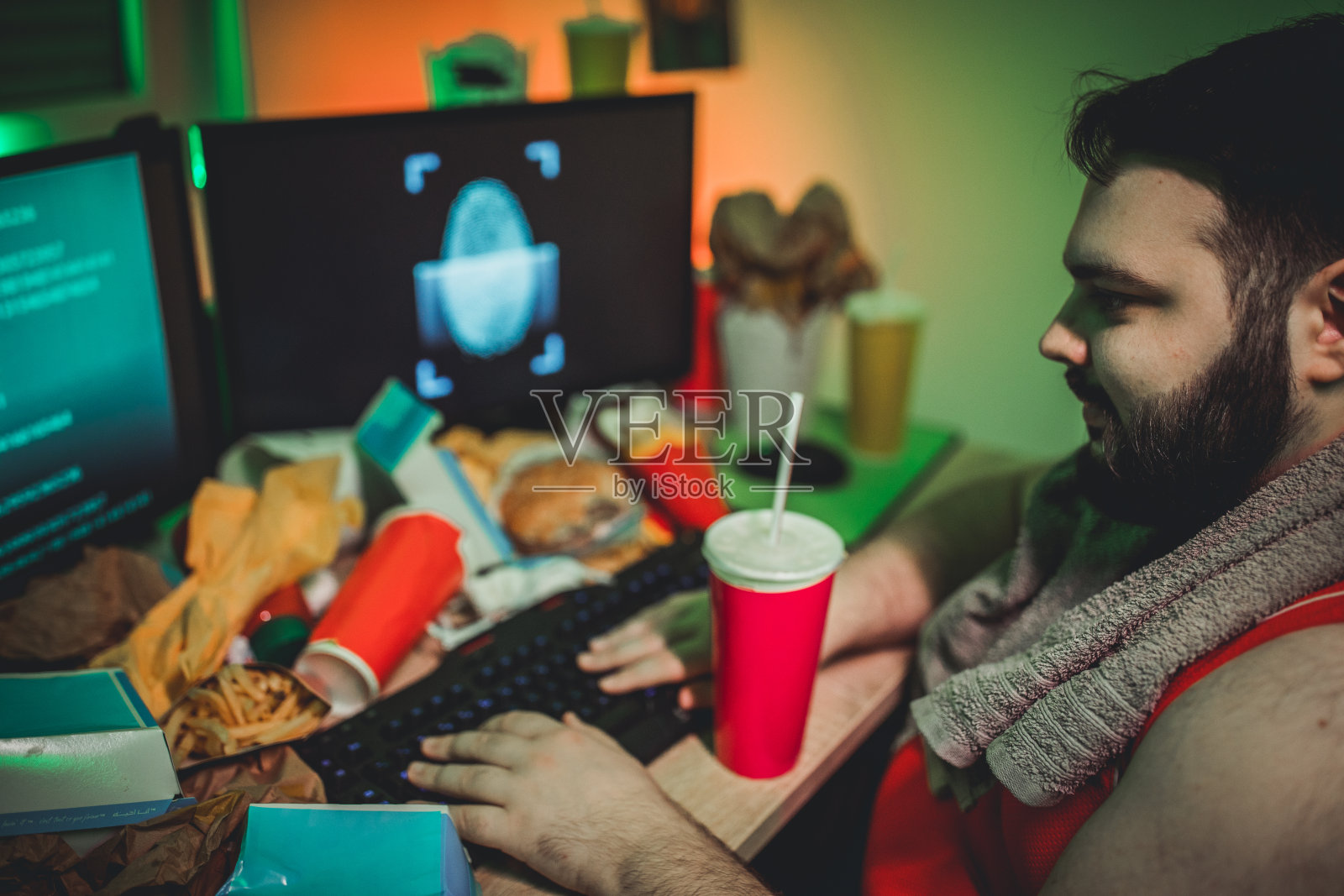 超重男子黑客使用电脑照片摄影图片