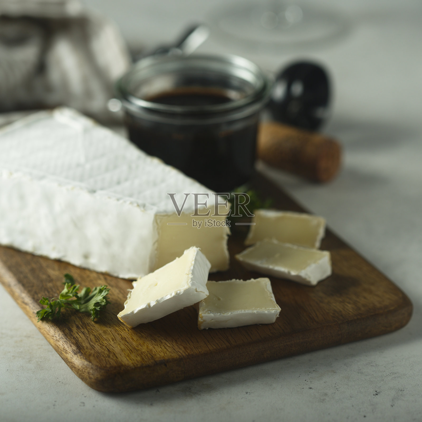 卡芒贝尔奶酪配洋葱酱照片摄影图片