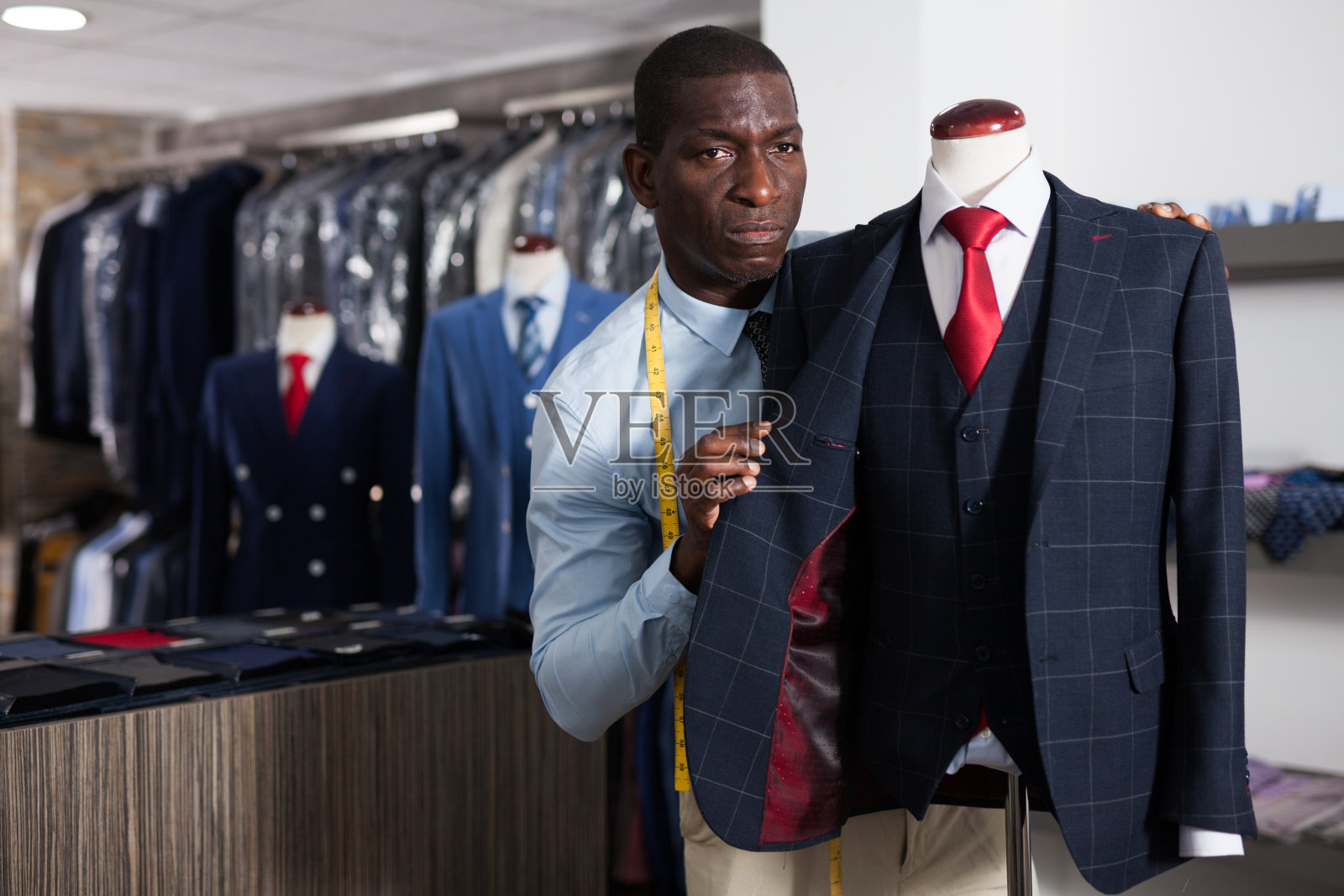 设计师正在用红色领带创造商业形象照片摄影图片