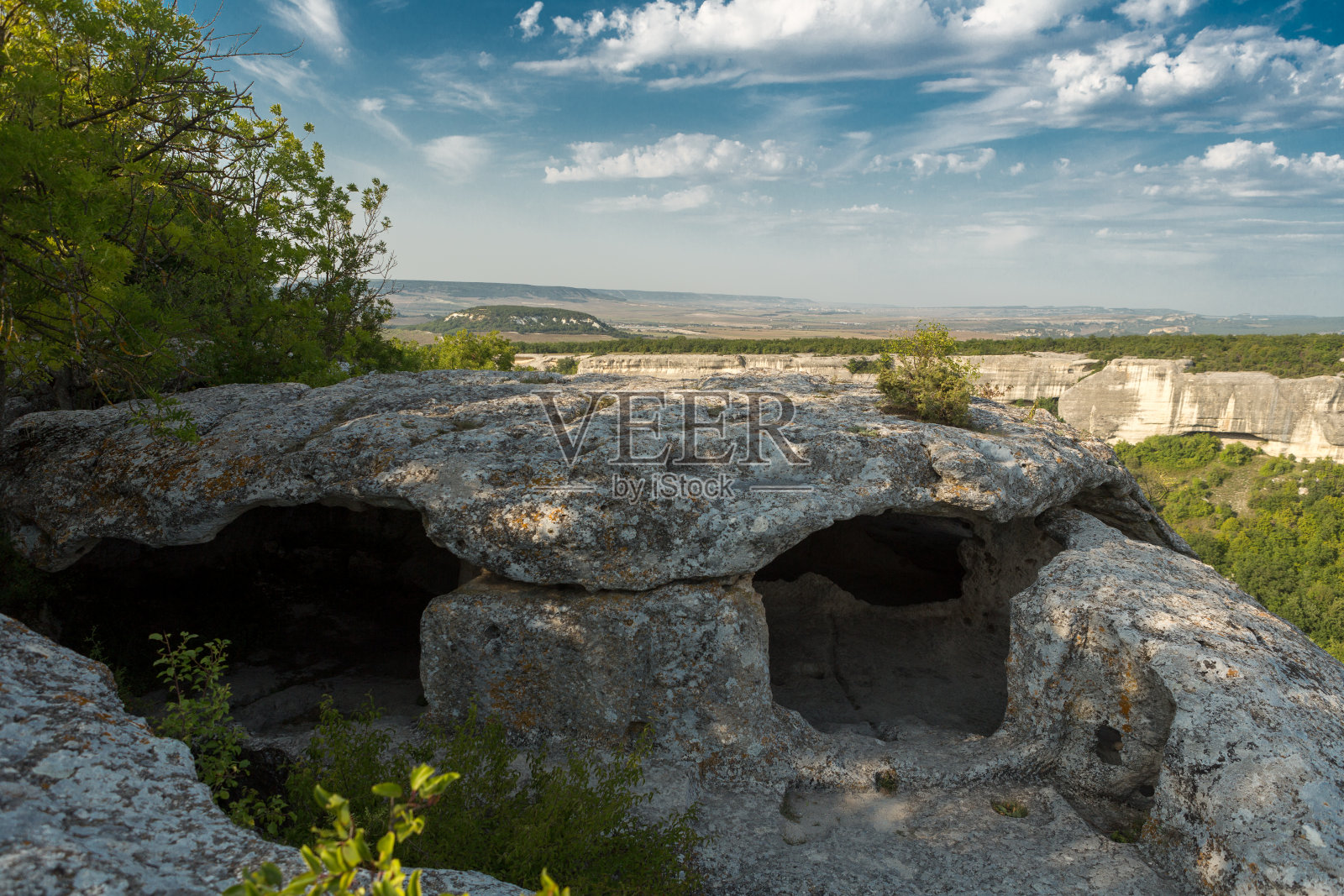埃斯基-科曼是克里米亚半岛西南部的一座中世纪要塞城市，位于巴赫奇萨莱以南14公里，中世纪古城曼古-卡勒西北方向5公里处。这个名字从克里米亚鞑靼语翻译过来是“古老的堡垒”。照片摄影图片