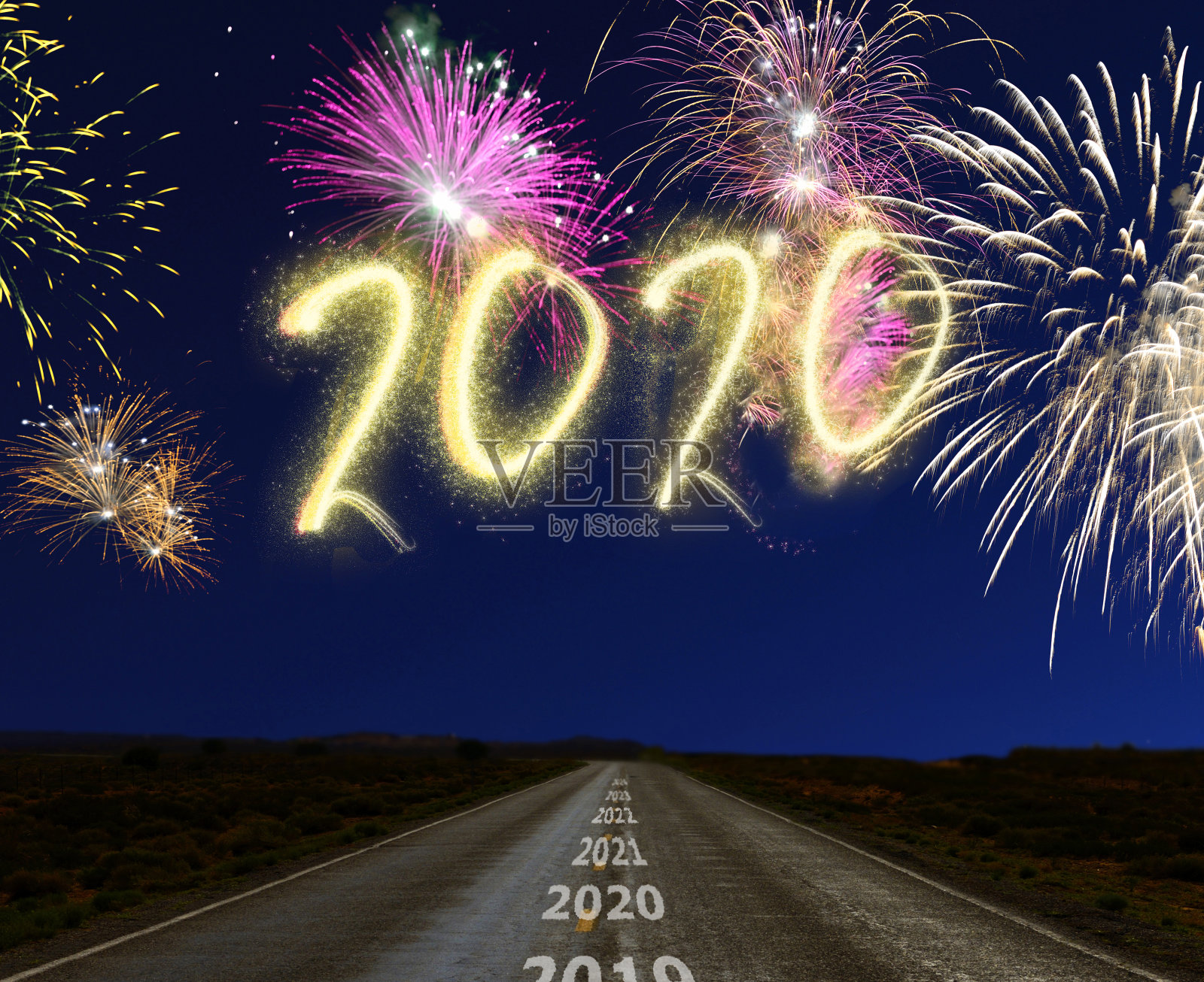 2020年新年烟花在中国的道路上照片摄影图片